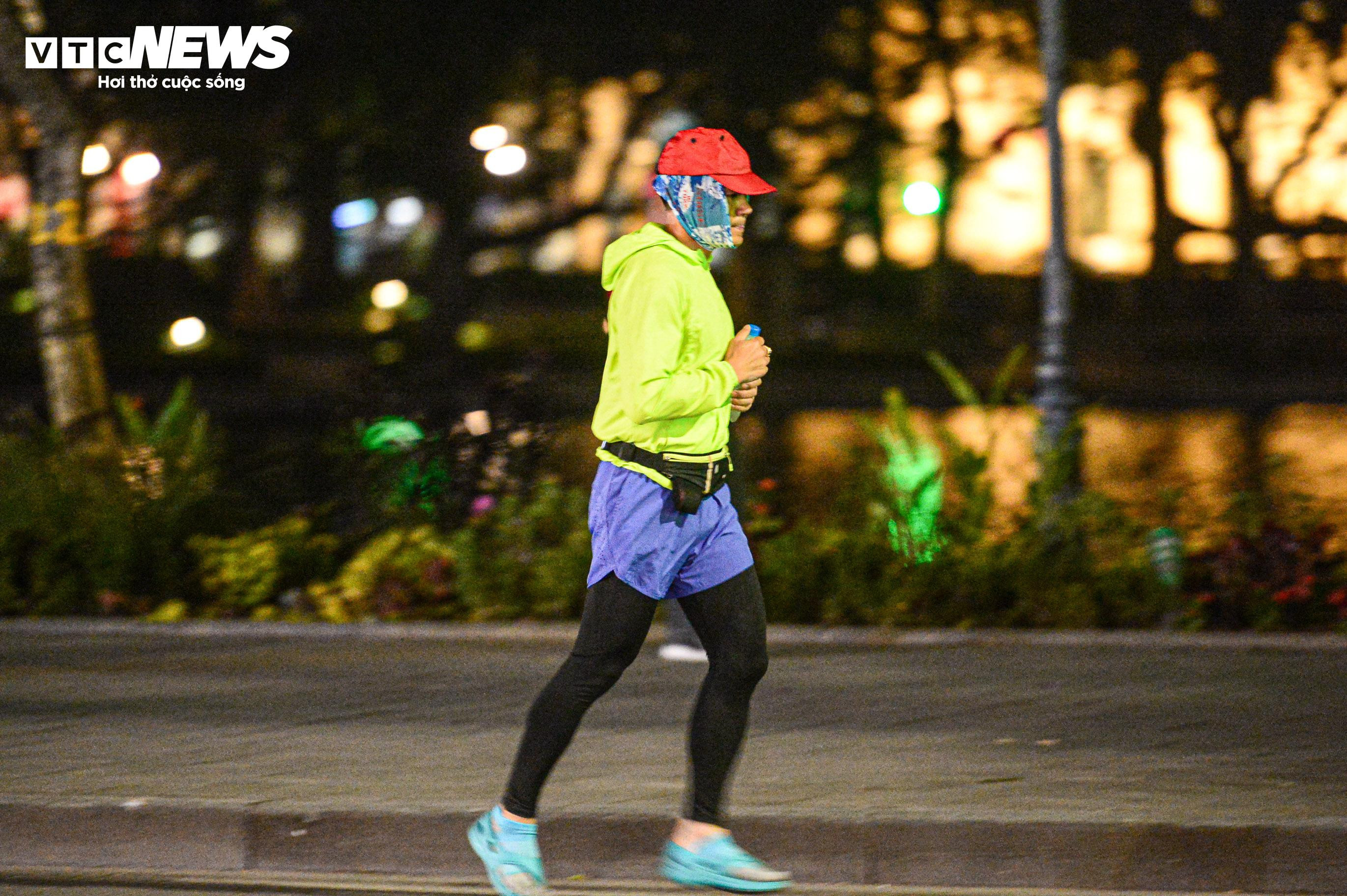 Trời rét căm căm, nhiều người vẫn dậy từ tờ mờ sáng ra Hồ Gươm tập thể dục - 5