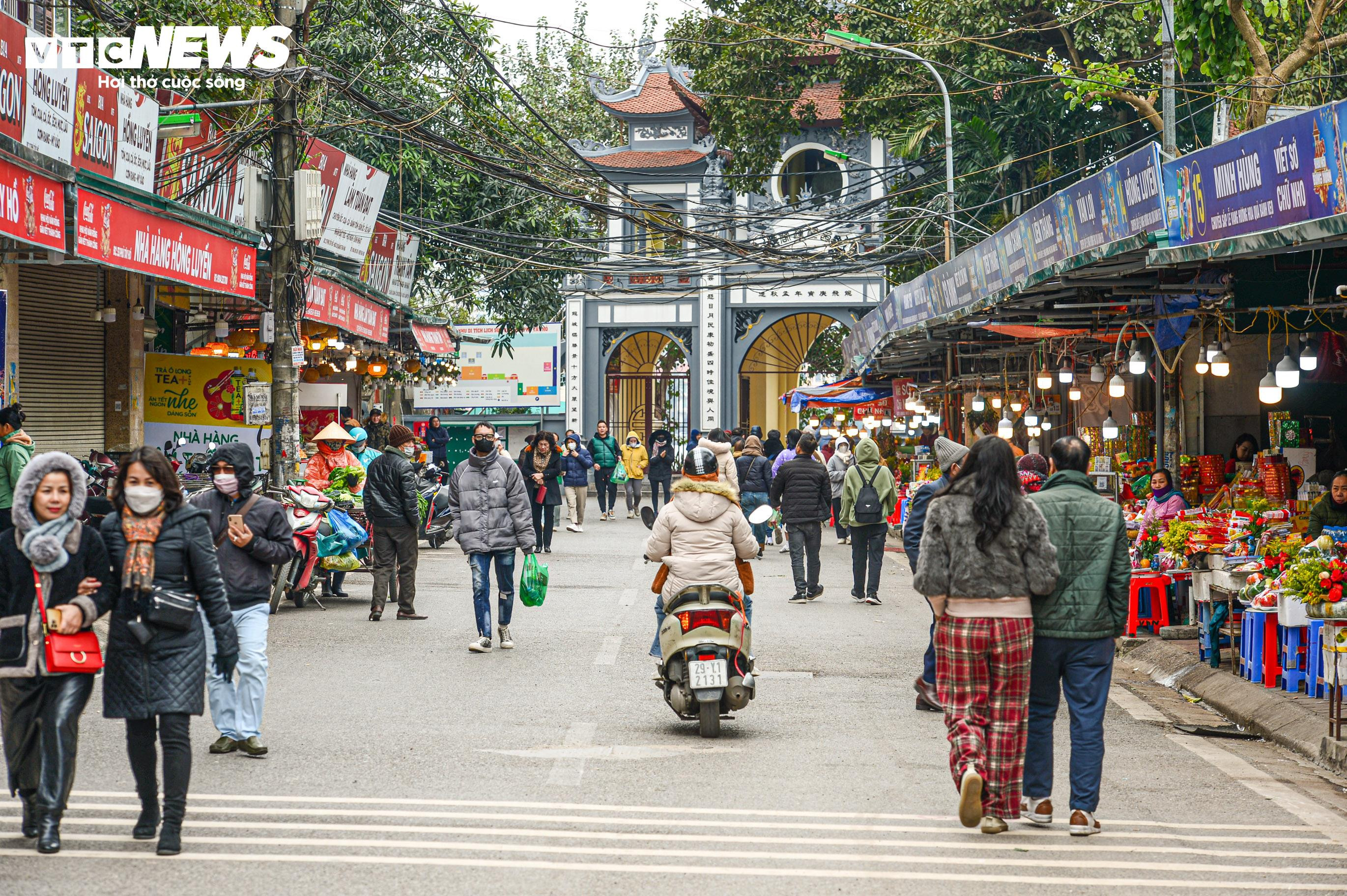 Dân công sở tranh thủ giờ nghỉ trưa đổ về Phủ Tây Hồ dâng lễ rằm tháng Chạp - 12