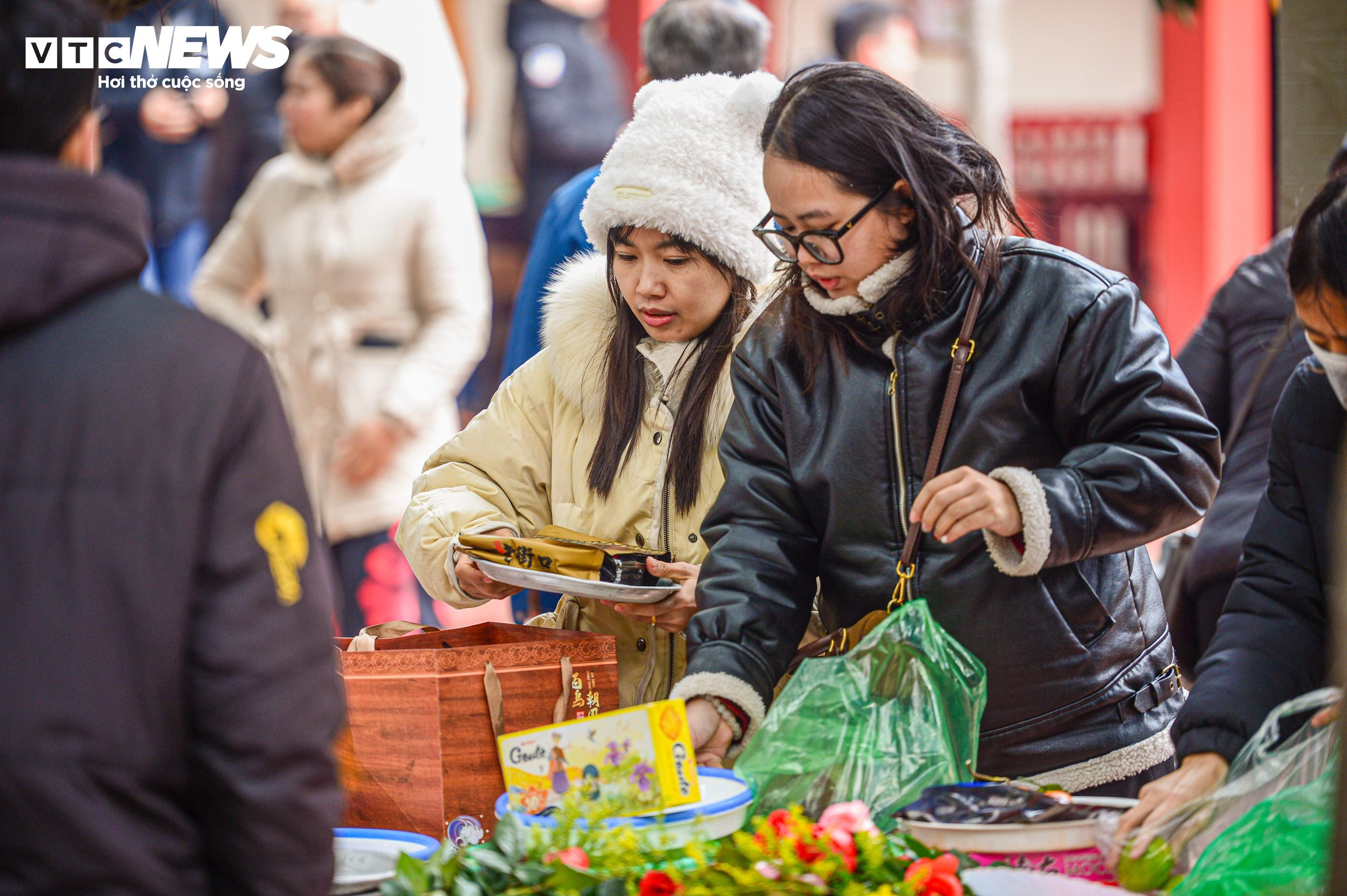 Dân công sở tranh thủ giờ nghỉ trưa đổ về Phủ Tây Hồ dâng lễ rằm tháng Chạp - 6