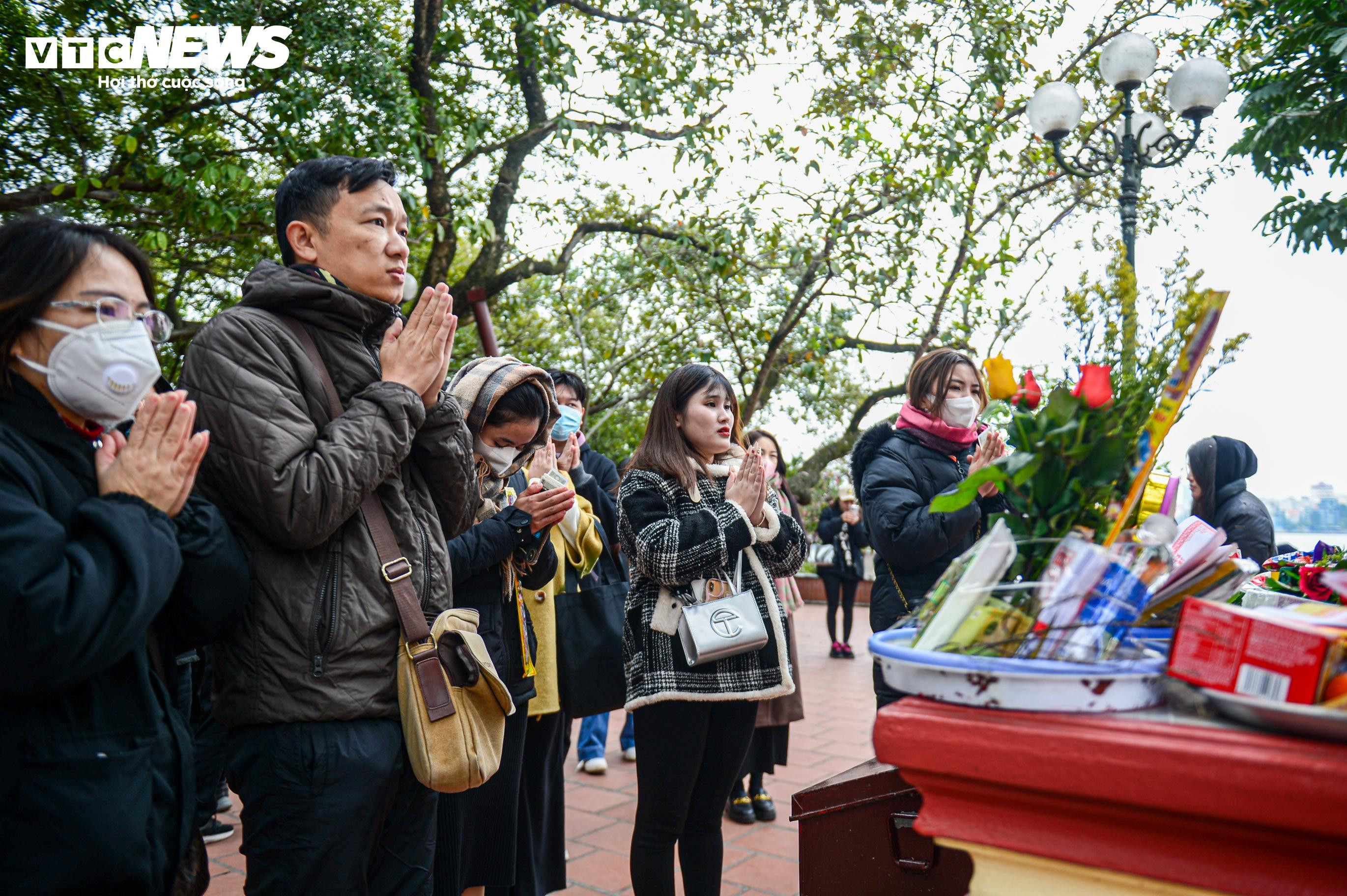 Dân công sở tranh thủ giờ nghỉ trưa đổ về Phủ Tây Hồ dâng lễ rằm tháng Chạp - 7