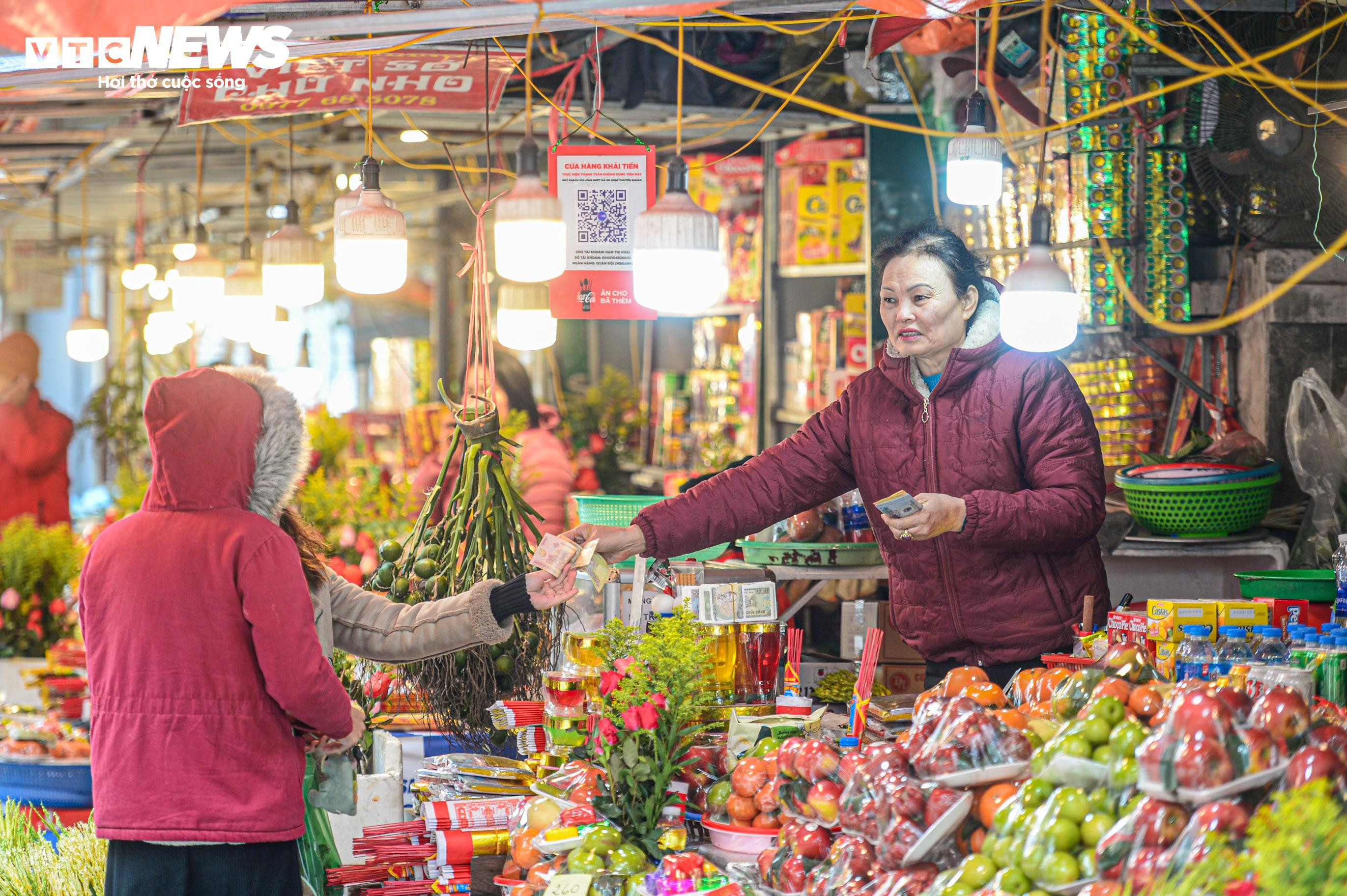 Dân công sở tranh thủ giờ nghỉ trưa đổ về Phủ Tây Hồ dâng lễ rằm tháng Chạp - 10