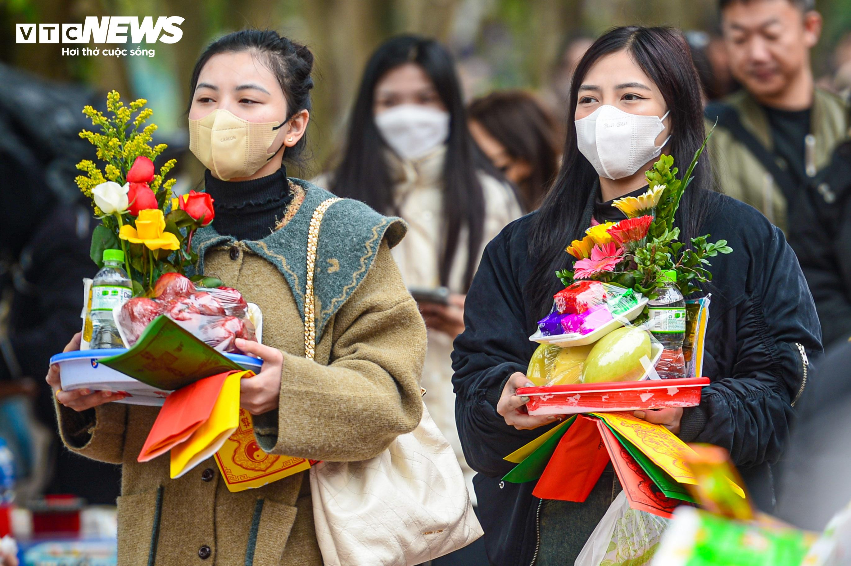 Dân công sở tranh thủ giờ nghỉ trưa đổ về Phủ Tây Hồ dâng lễ rằm tháng Chạp - 3