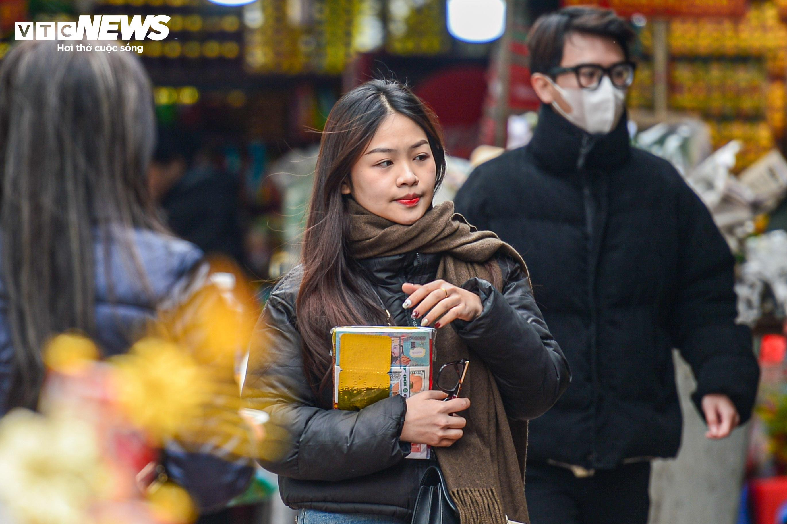 Dân công sở tranh thủ giờ nghỉ trưa đổ về Phủ Tây Hồ dâng lễ rằm tháng Chạp - 5