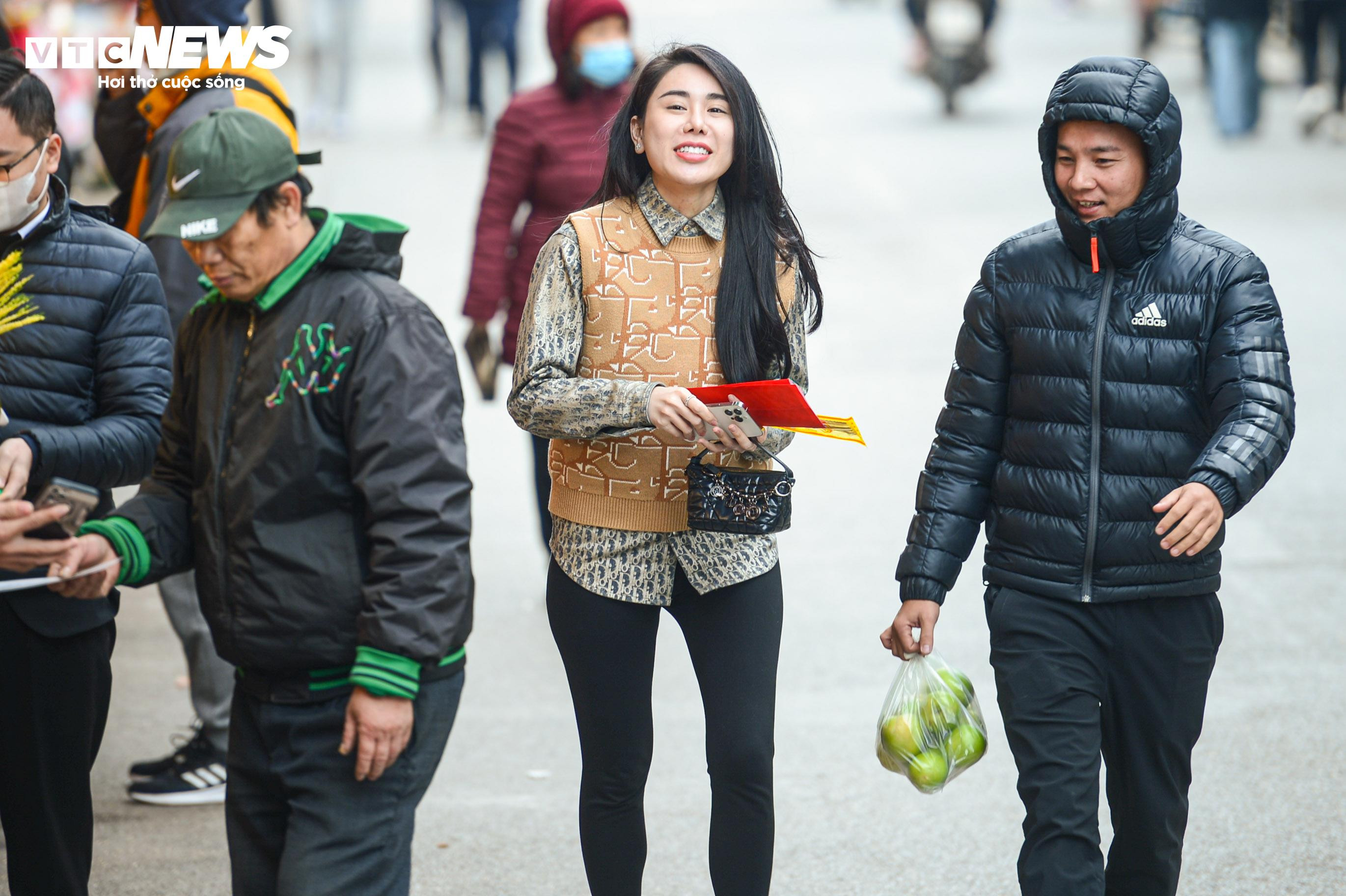 Dân công sở tranh thủ giờ nghỉ trưa đổ về Phủ Tây Hồ dâng lễ rằm tháng Chạp - 2