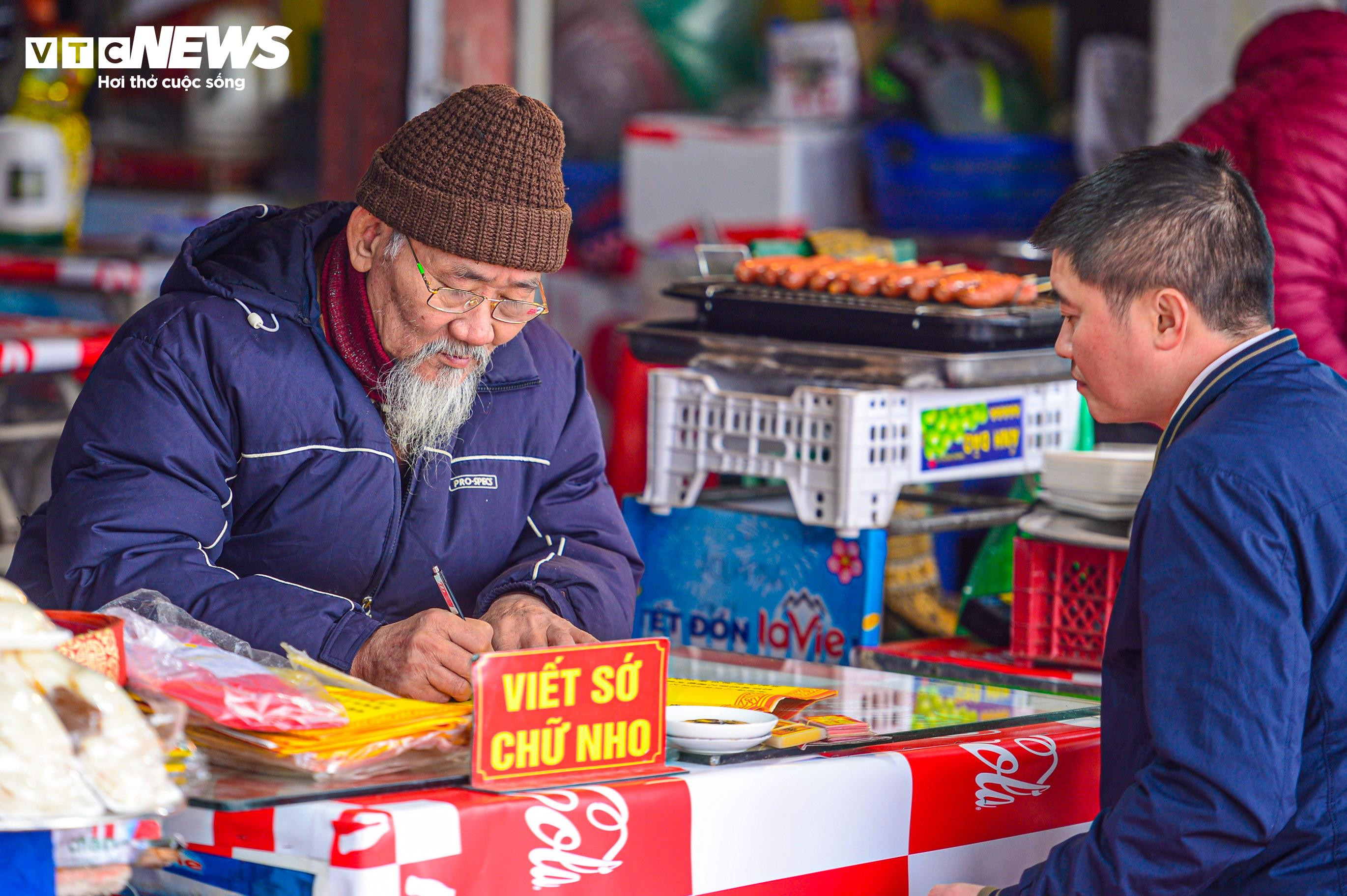 Dân công sở tranh thủ giờ nghỉ trưa đổ về Phủ Tây Hồ dâng lễ rằm tháng Chạp - 11