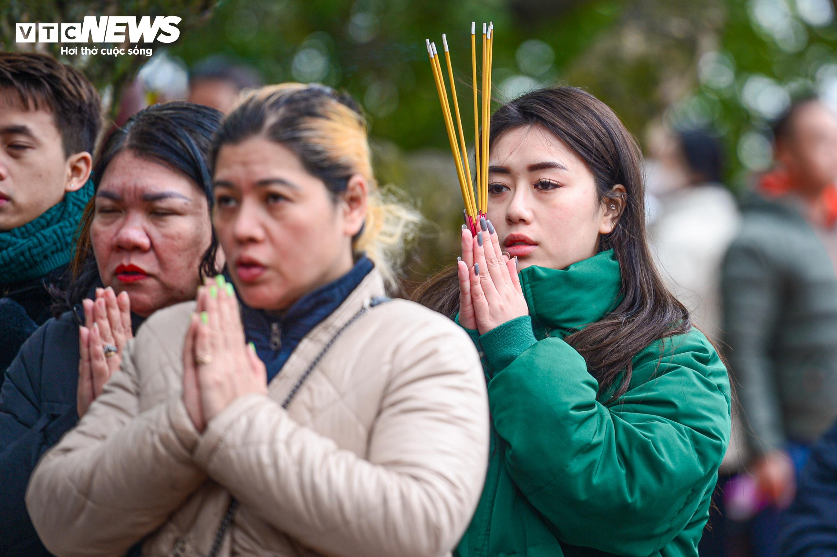 Dân công sở tranh thủ giờ nghỉ trưa đổ về Phủ Tây Hồ dâng lễ rằm tháng Chạp - 9