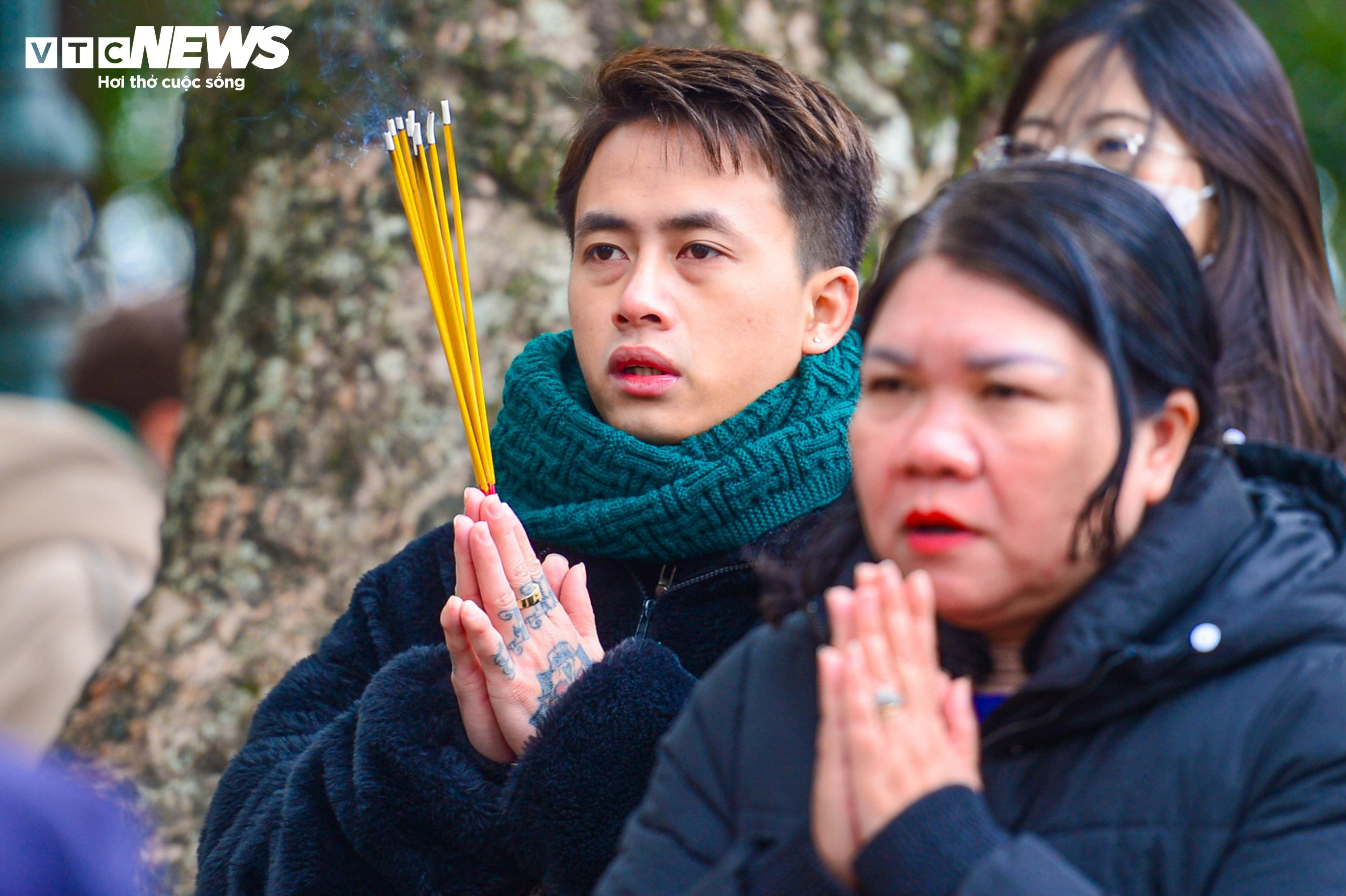 Dân công sở tranh thủ giờ nghỉ trưa đổ về Phủ Tây Hồ dâng lễ rằm tháng Chạp - 8