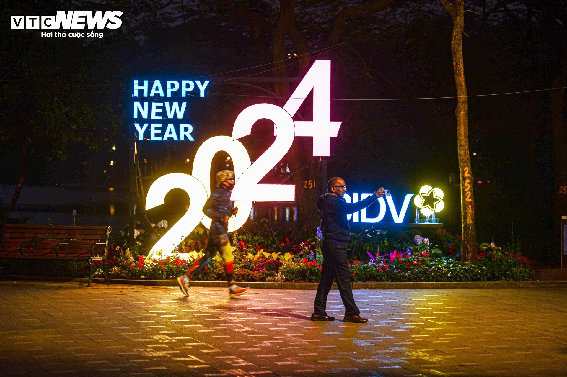 Trời rét căm căm, nhiều người vẫn dậy từ tờ mờ sáng ra Hồ Gươm tập thể dục - 8