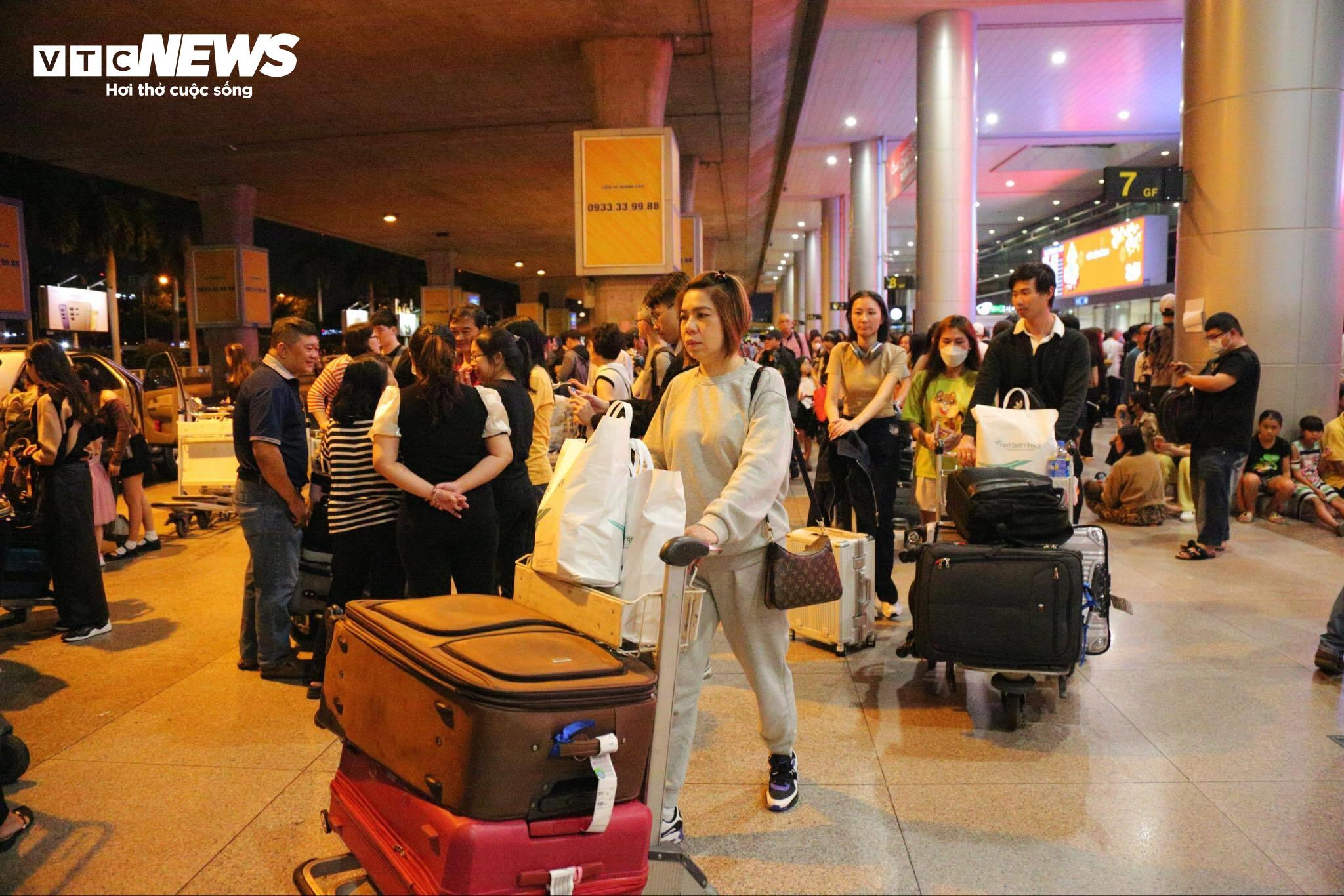 Kiều bào về nước đón Tết, sân bay Tân Sơn Nhất đông nghẹt người - 11