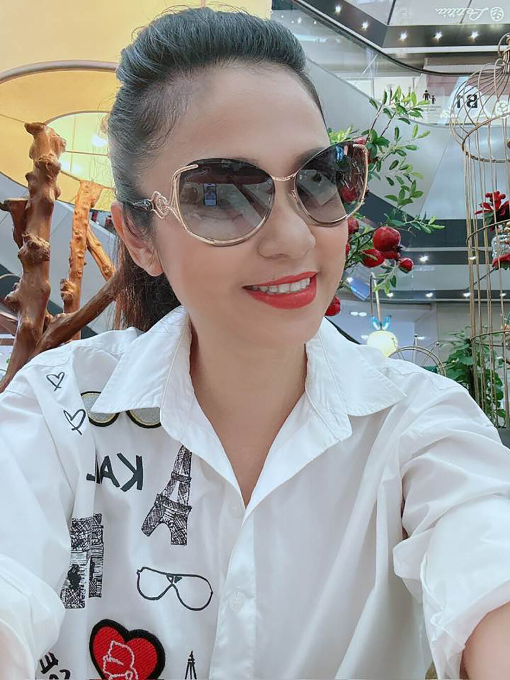 Sao Việt 28/1: Vợ chồng Trấn Thành tình tứ, Việt Trinh trẻ trung ở tuổi 52 - 1