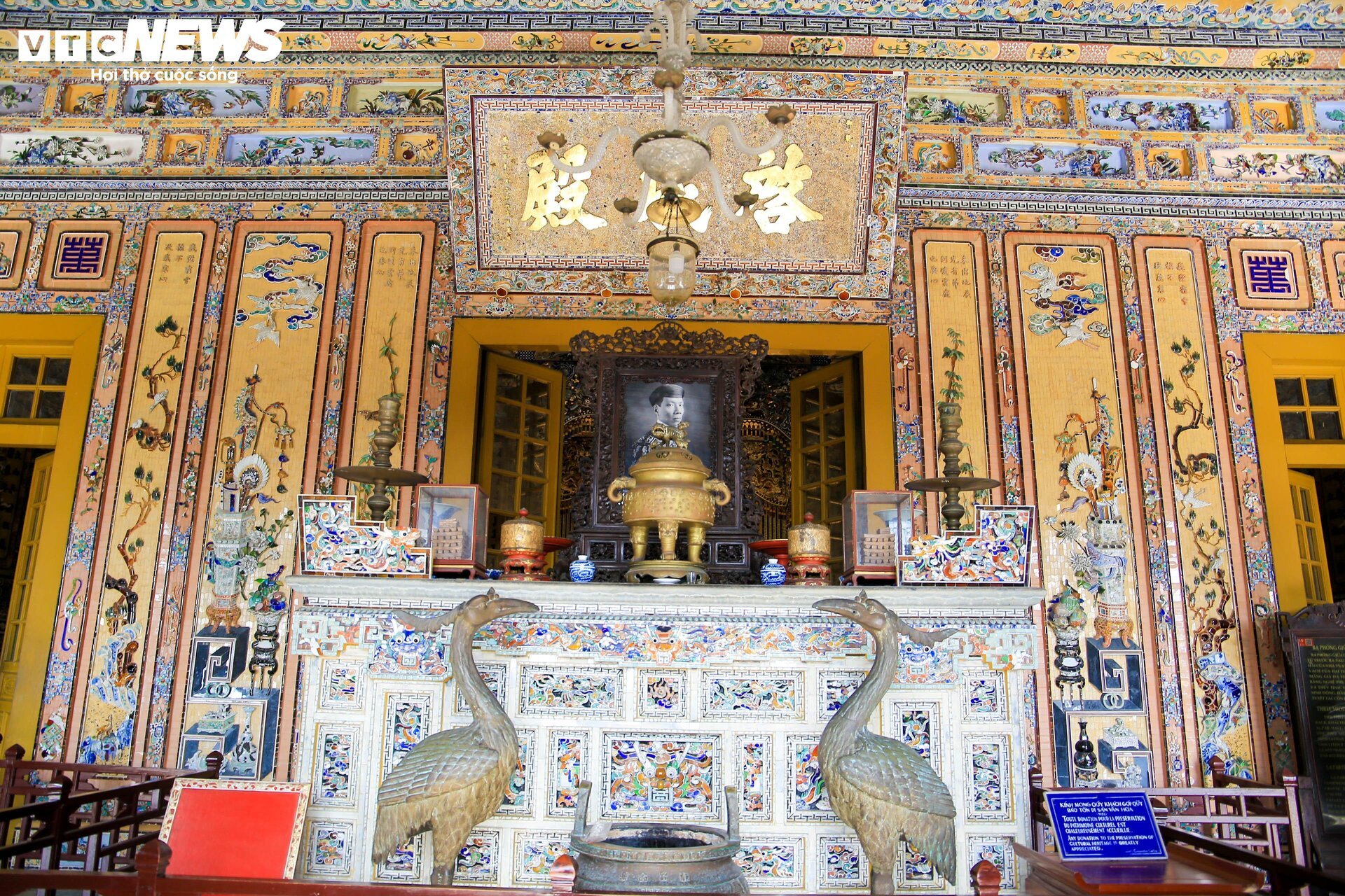 Lăng mộ xa hoa của vua nhà Nguyễn có bức 'cửu long ẩn vân' vẽ bằng chân - 4