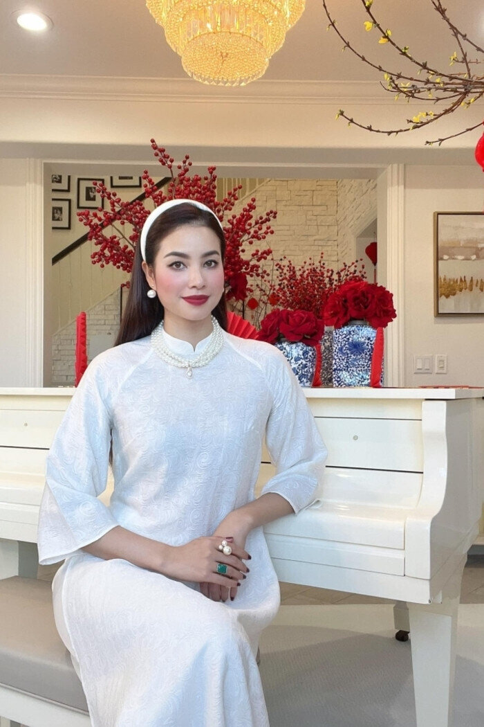 Sao Việt 28/1: Vợ chồng Trấn Thành tình tứ, Việt Trinh trẻ trung ở tuổi 52 - 4