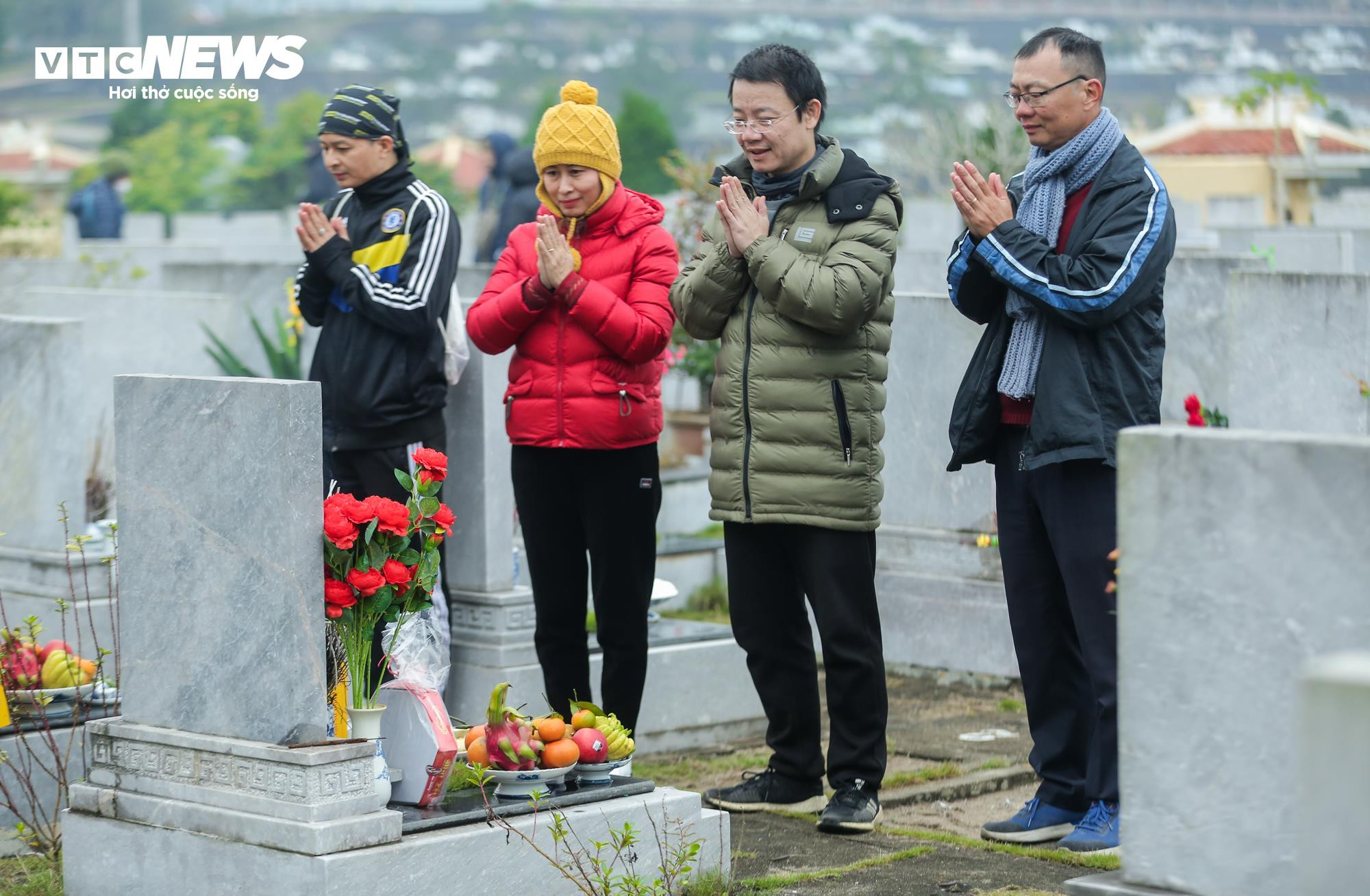 Người dân mang đào quất đi tảo mộ, mời tổ tiên về đón Tết - 15