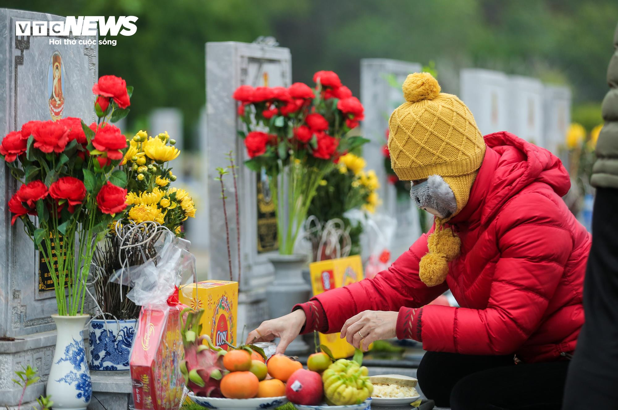 Người dân mang đào quất đi tảo mộ, mời tổ tiên về đón Tết - 7