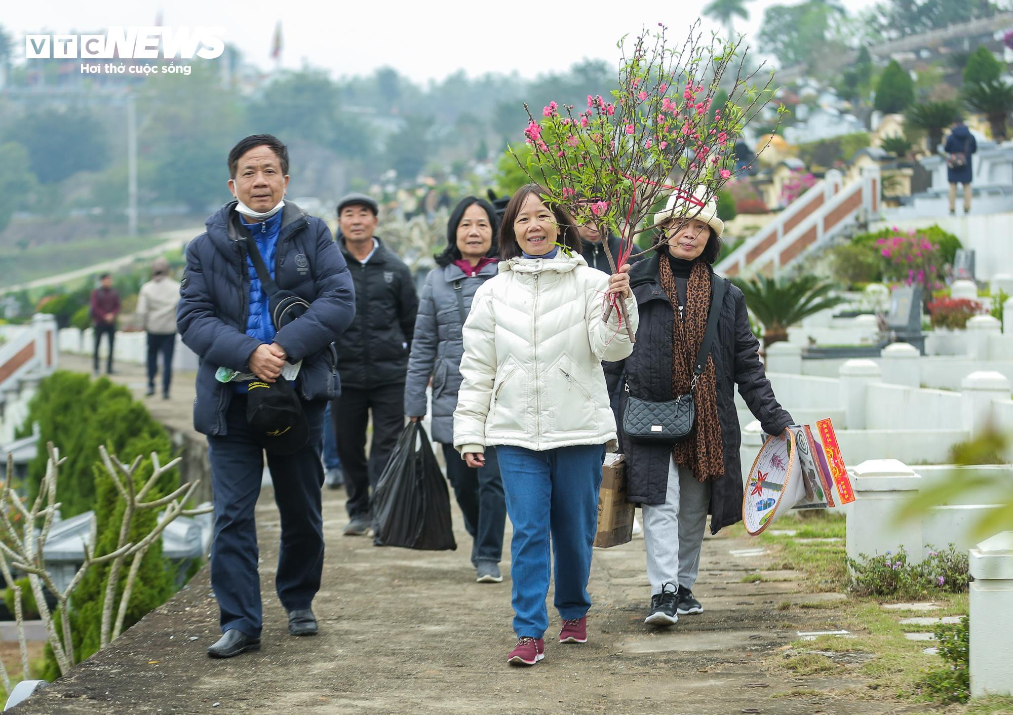 Người dân mang đào quất đi tảo mộ, mời tổ tiên về đón Tết - 1