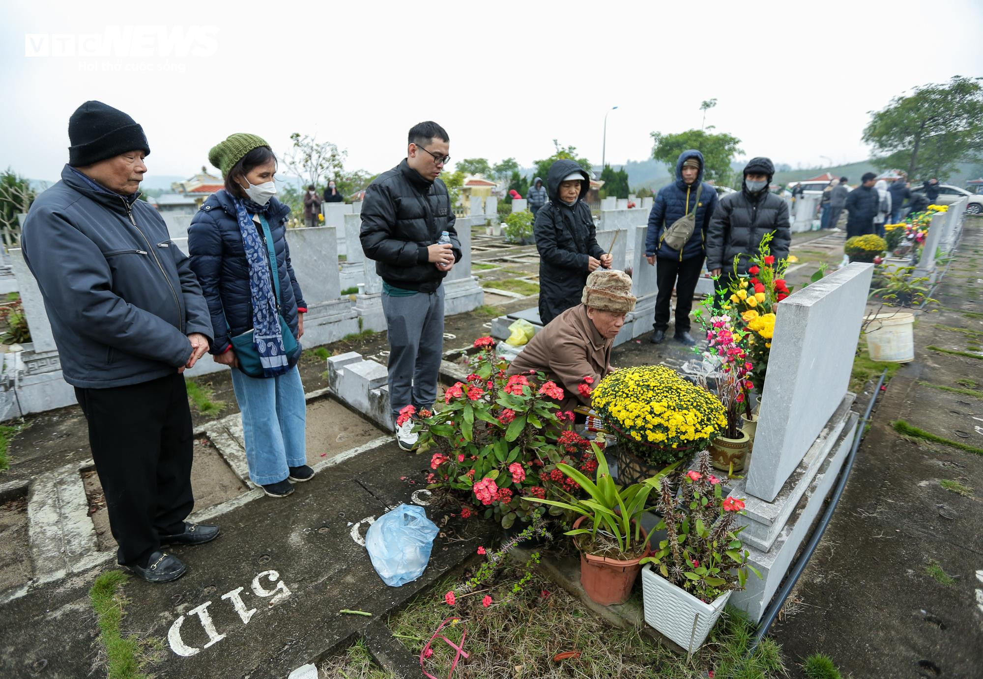 Người dân mang đào quất đi tảo mộ, mời tổ tiên về đón Tết - 10