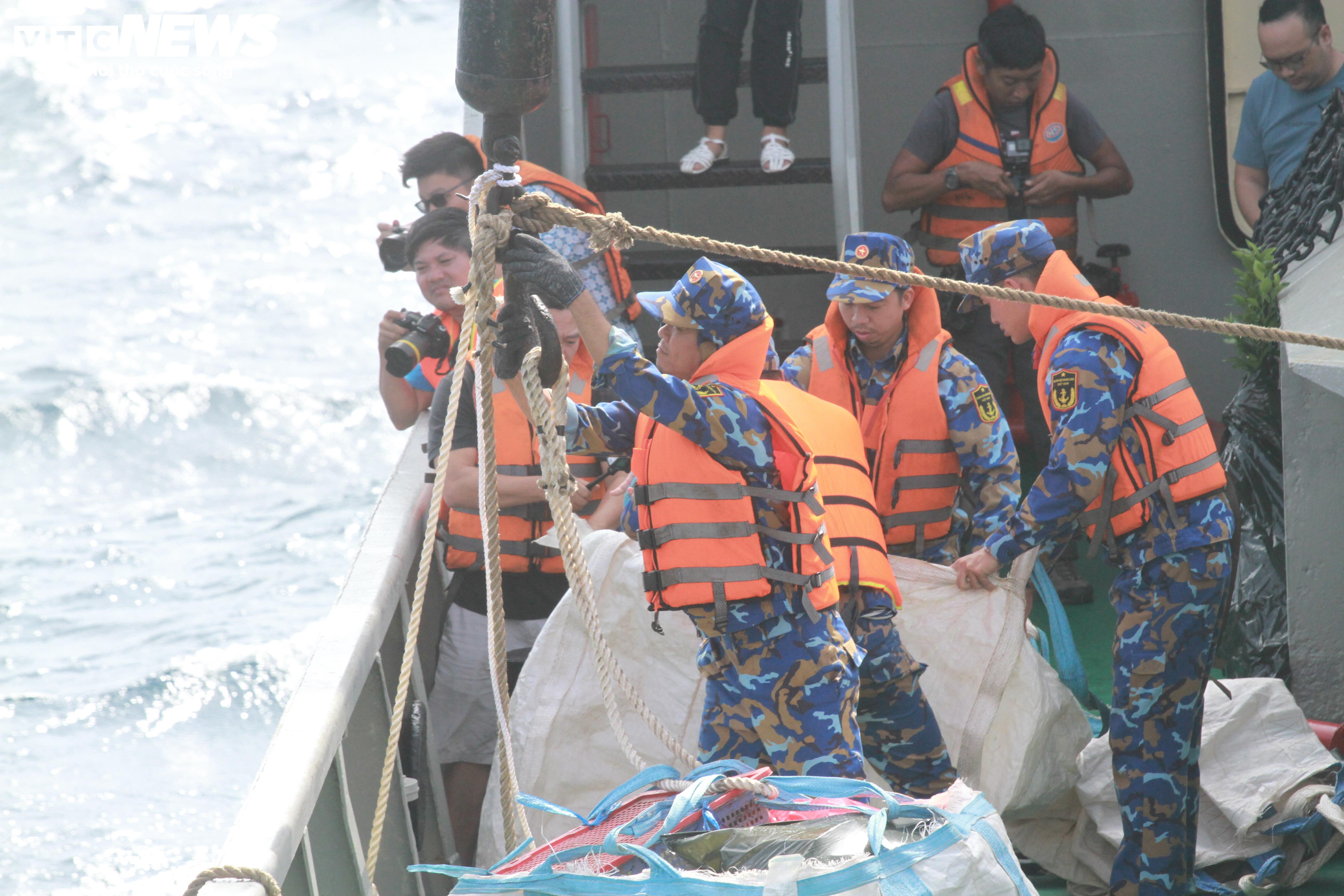 Vượt sóng gió đưa Tết đến thềm lục địa của Tổ quốc - 5