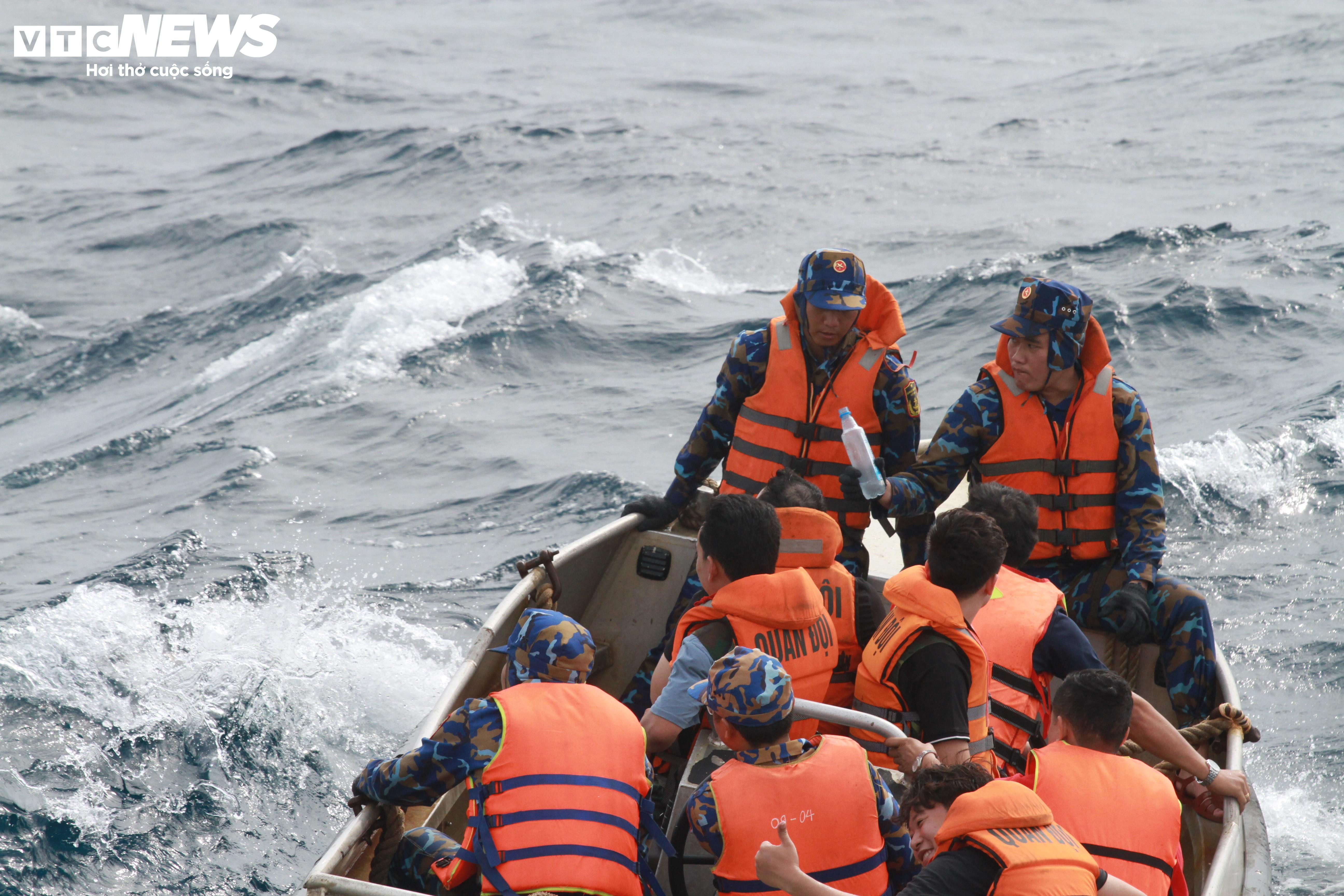 Vượt sóng gió đưa Tết đến thềm lục địa của Tổ quốc - 12