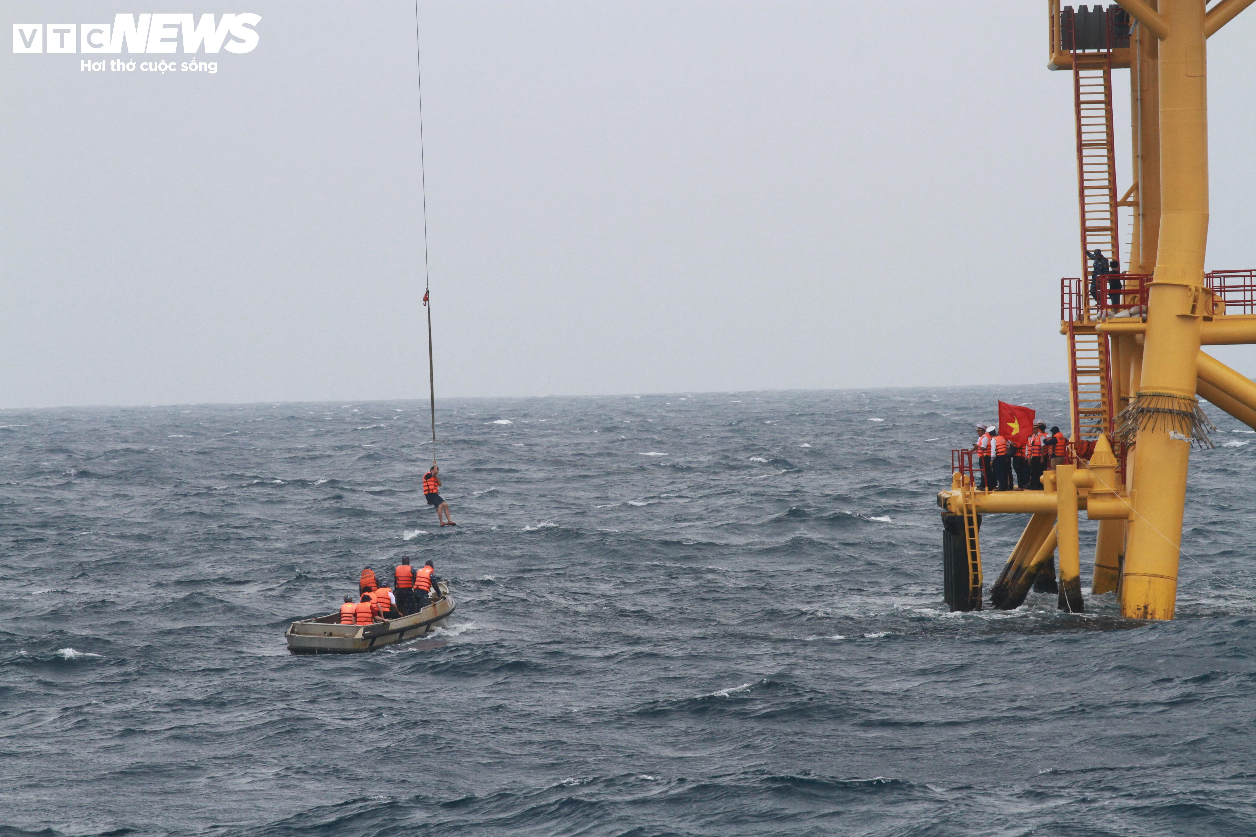 Vượt sóng gió đưa Tết đến thềm lục địa của Tổ quốc - 13
