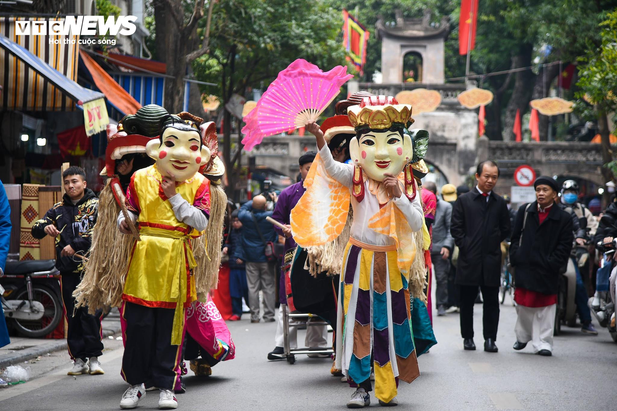 Hơn 100 người mặc áo dài truyền thống, tái hiện Tết xưa trên phố cổ Hà Nội - 9