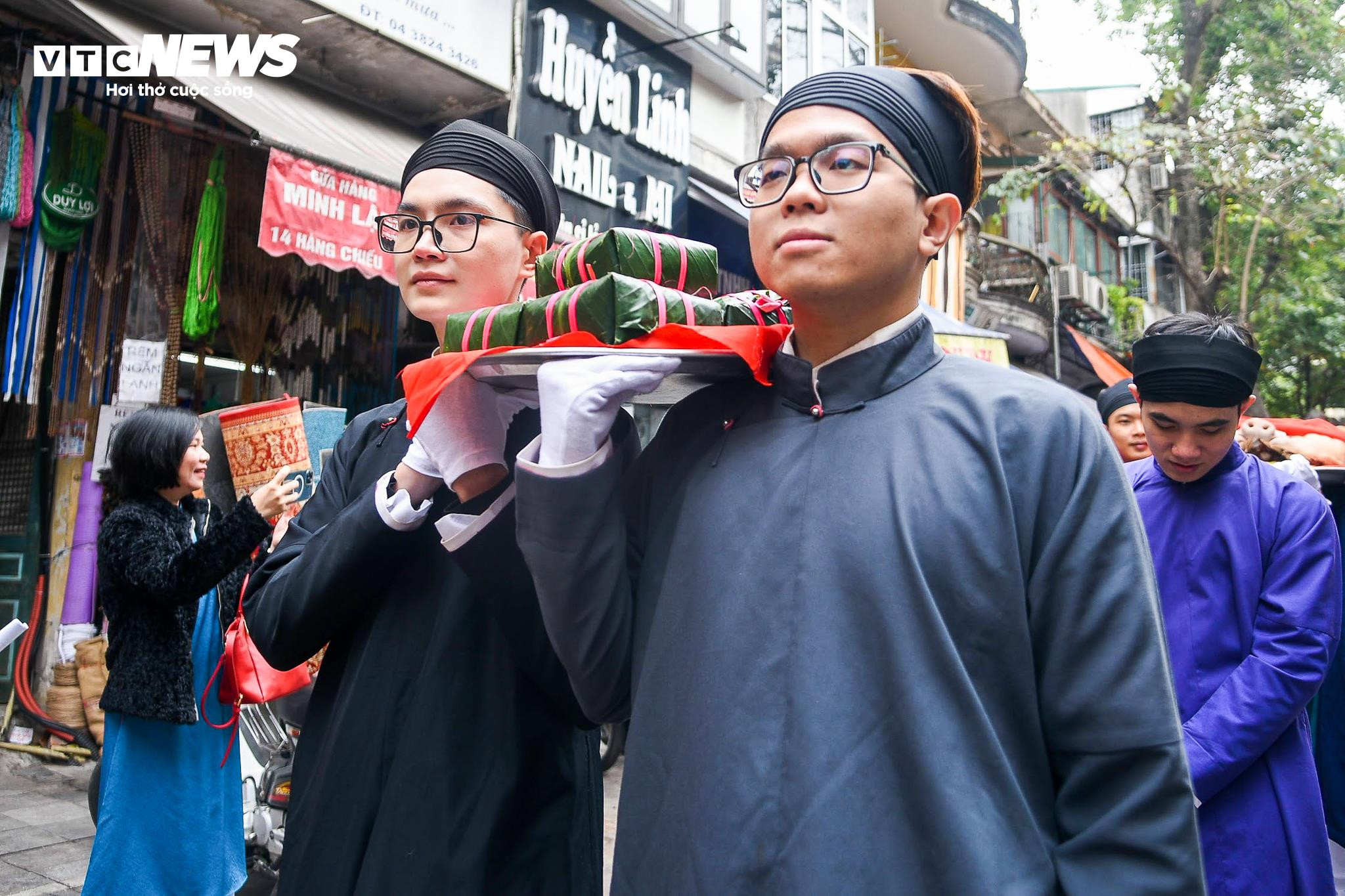 Hơn 100 người mặc áo dài truyền thống, tái hiện Tết xưa trên phố cổ Hà Nội - 7