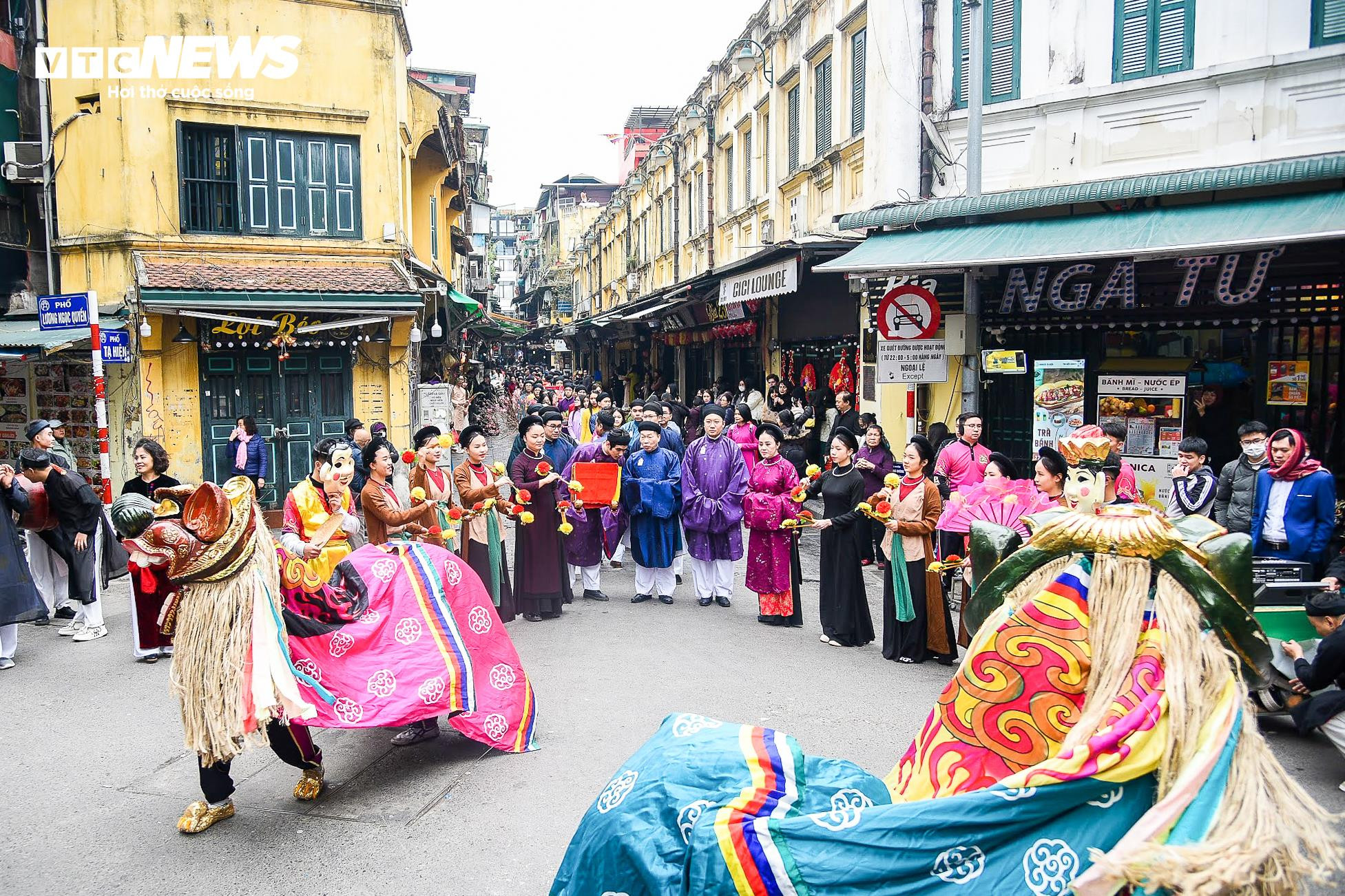 Hơn 100 người mặc áo dài truyền thống, tái hiện Tết xưa trên phố cổ Hà Nội - 10