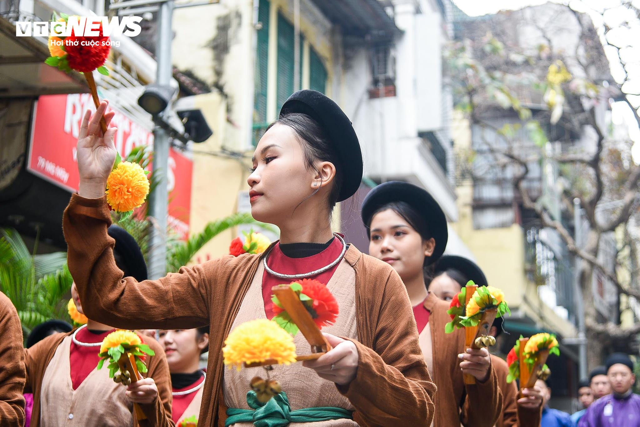 Hơn 100 người mặc áo dài truyền thống, tái hiện Tết xưa trên phố cổ Hà Nội - 8