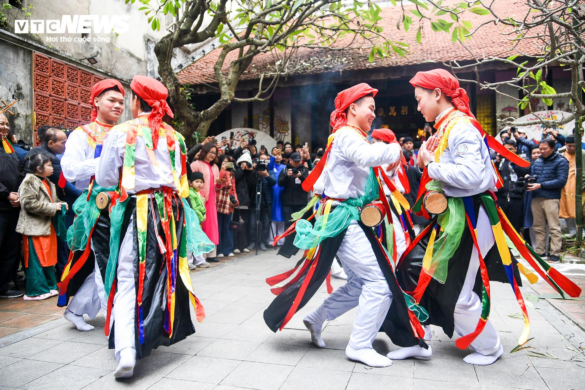 Hơn 100 người mặc áo dài truyền thống, tái hiện Tết xưa trên phố cổ Hà Nội - 14