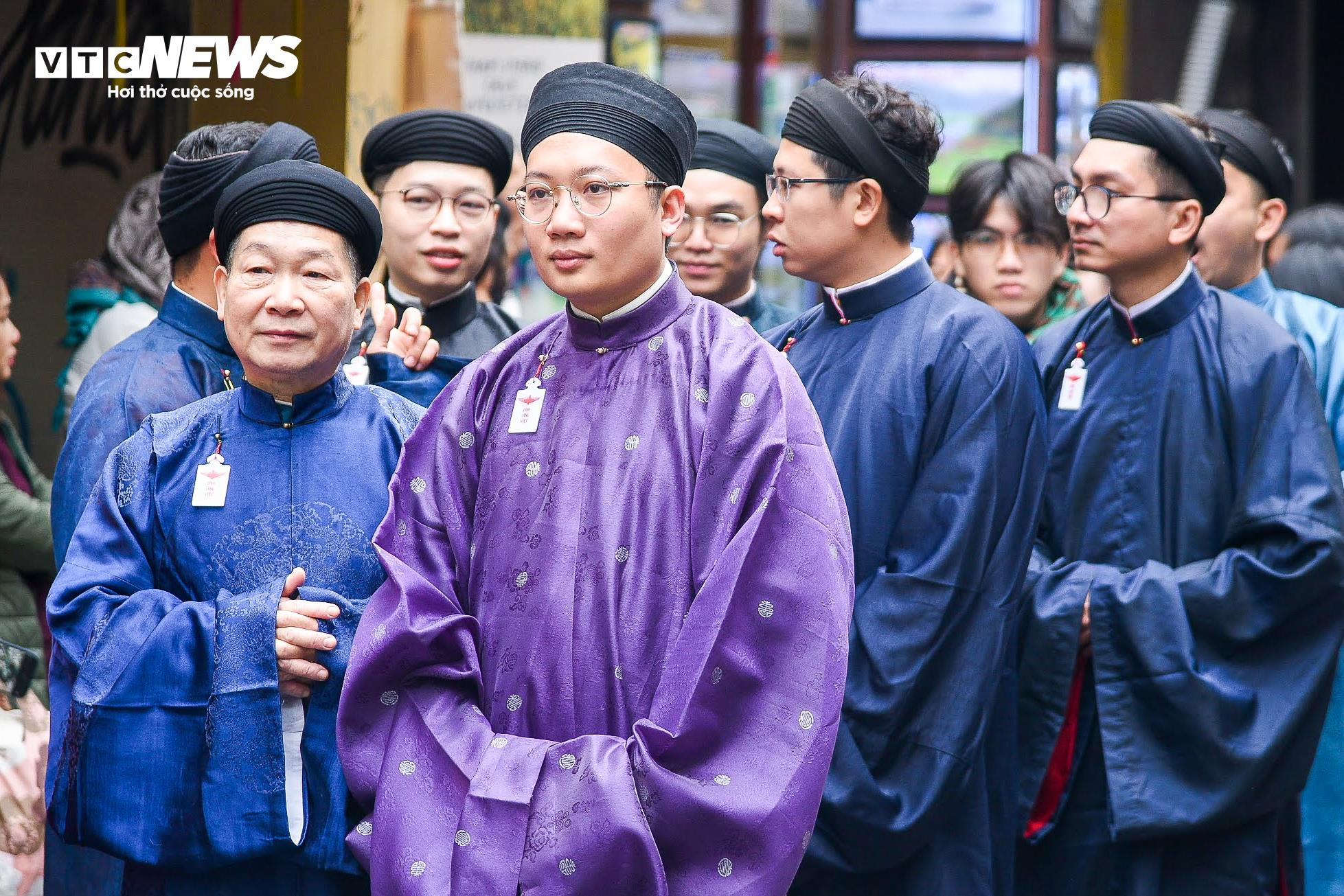 Hơn 100 người mặc áo dài truyền thống, tái hiện Tết xưa trên phố cổ Hà Nội - 4