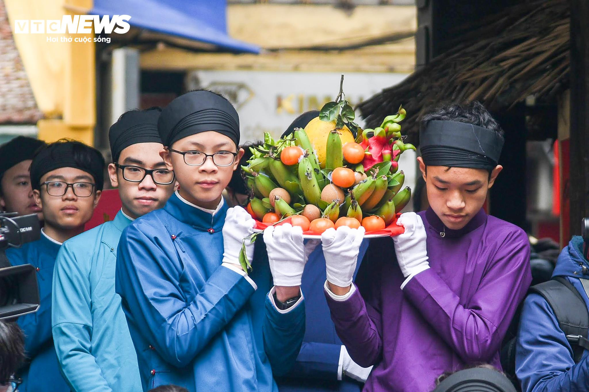 Hơn 100 người mặc áo dài truyền thống, tái hiện Tết xưa trên phố cổ Hà Nội - 3