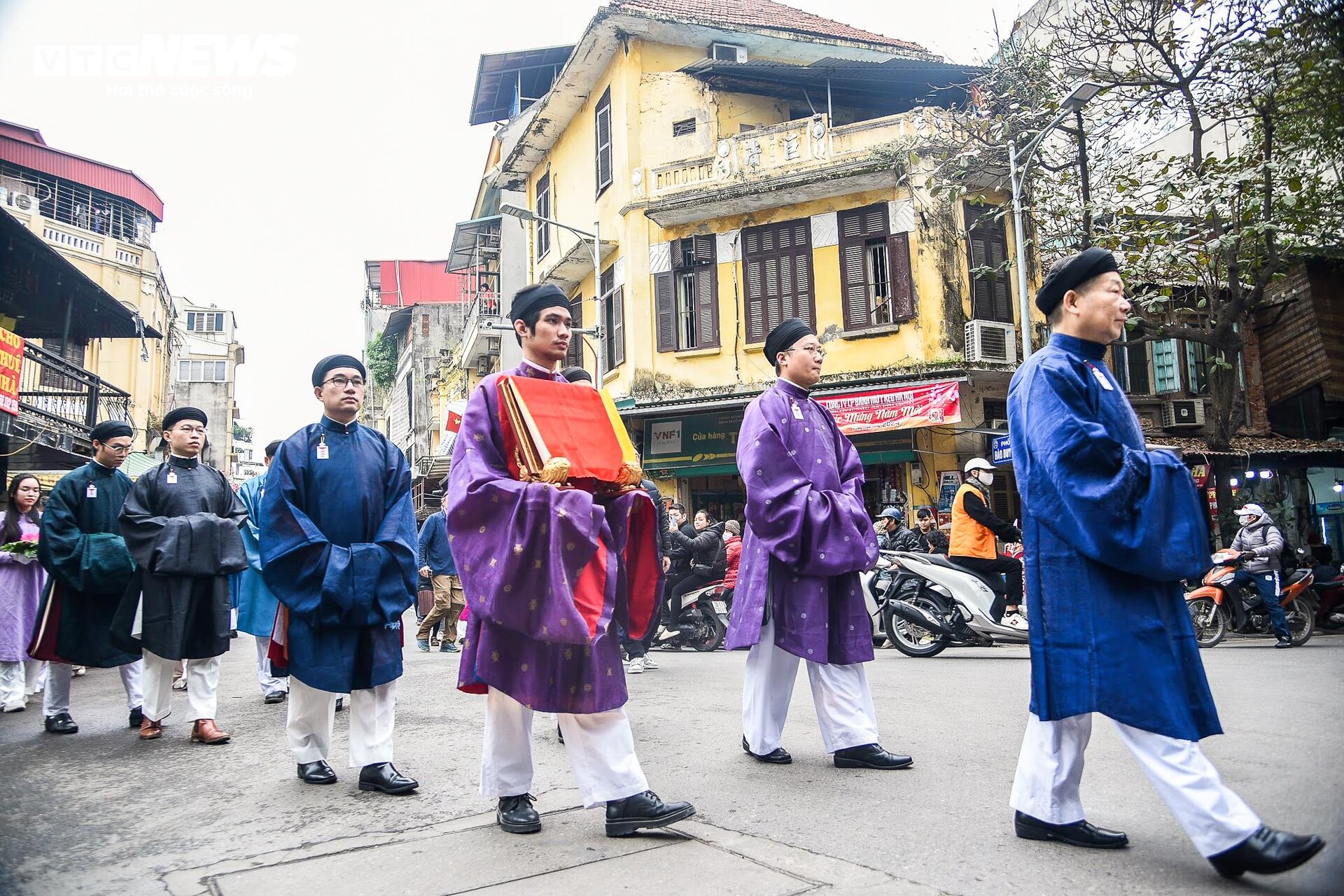 Áo dài nam đỏ ADN 01