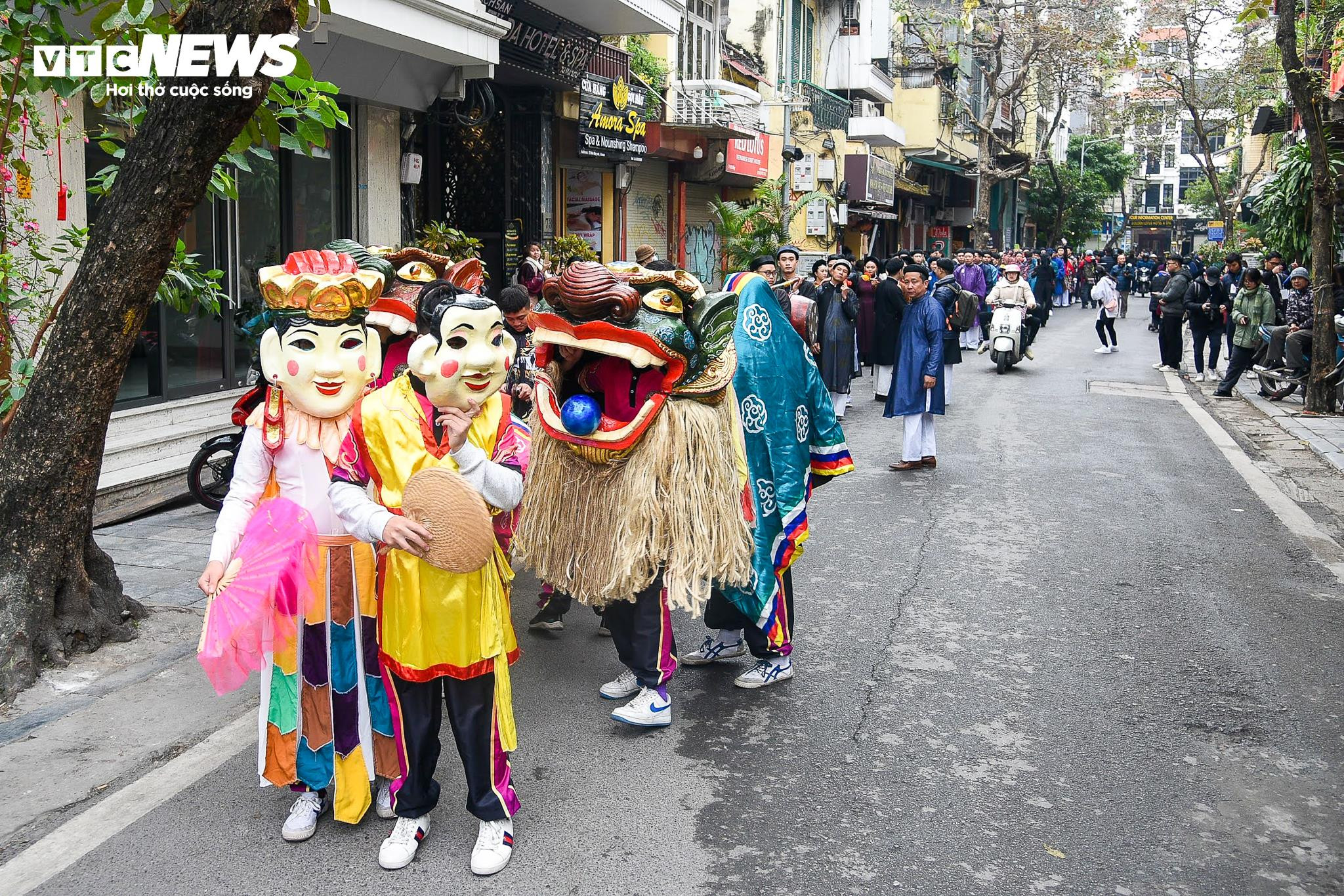 Hơn 100 người mặc áo dài truyền thống, tái hiện Tết xưa trên phố cổ Hà Nội - 5