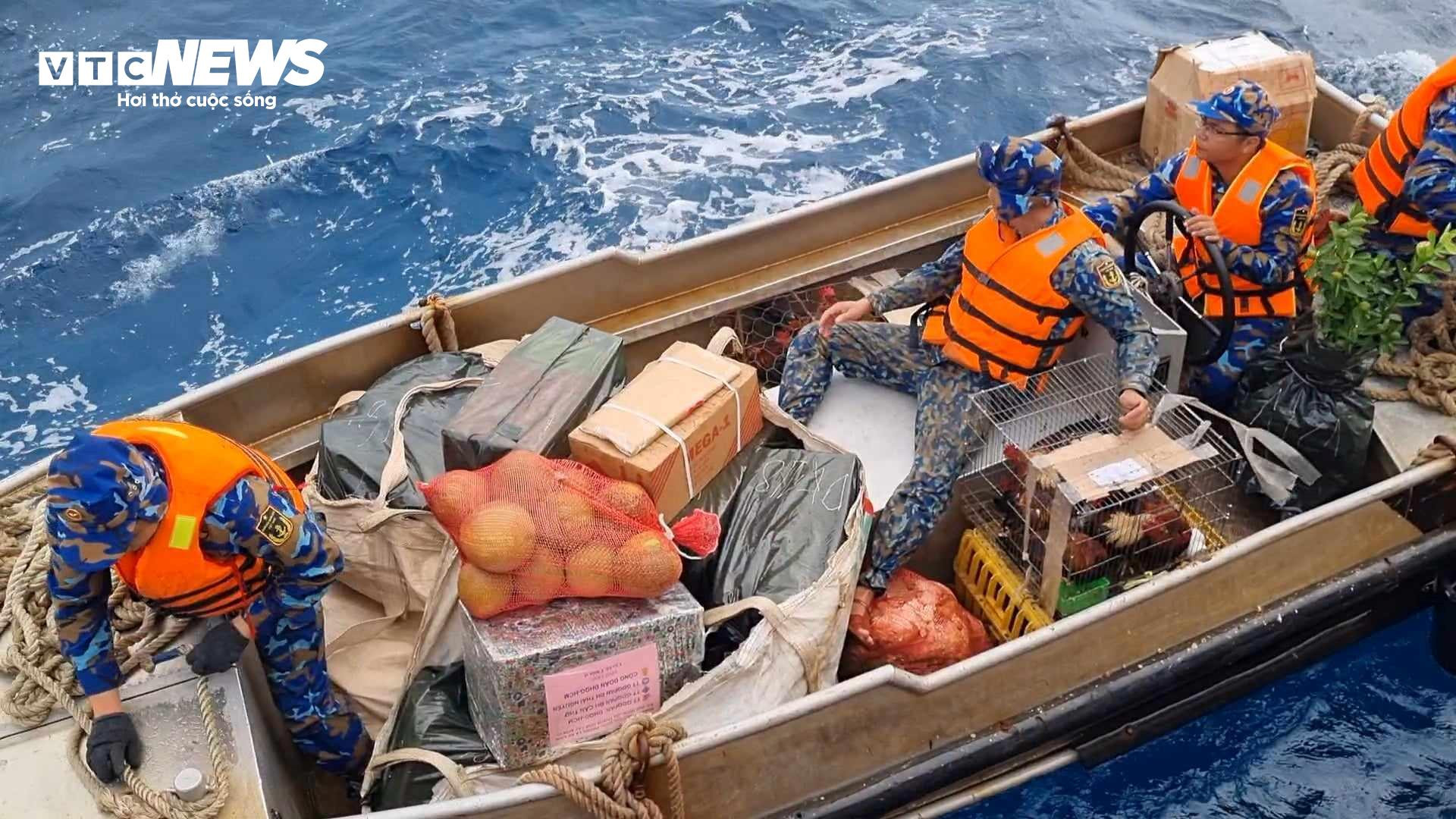 Vượt sóng gió đưa Tết đến thềm lục địa của Tổ quốc - 9