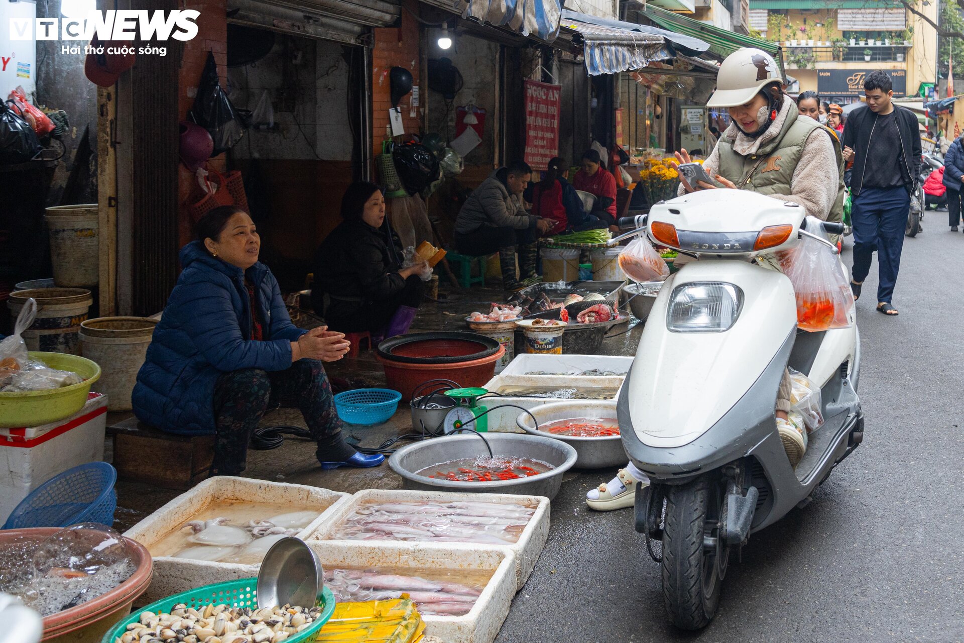 Sát ngày ông Công, ông Táo, thị trường đồ lễ ở Hà Nội nhộn nhịp khác thường - 16