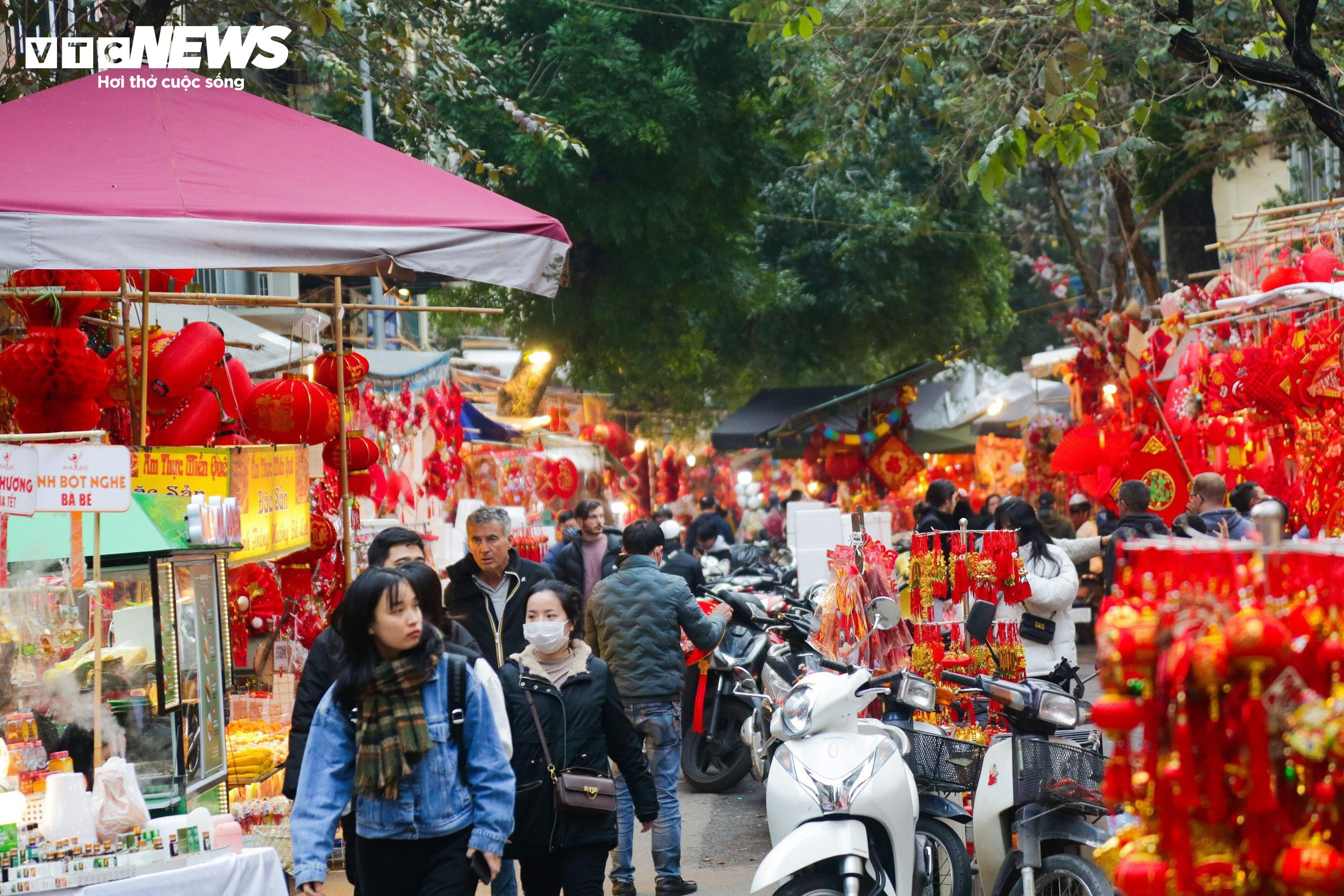 Người Hà Nội tấp nập đi chợ hoa Hàng Lược trước Tết ông Táo - 2