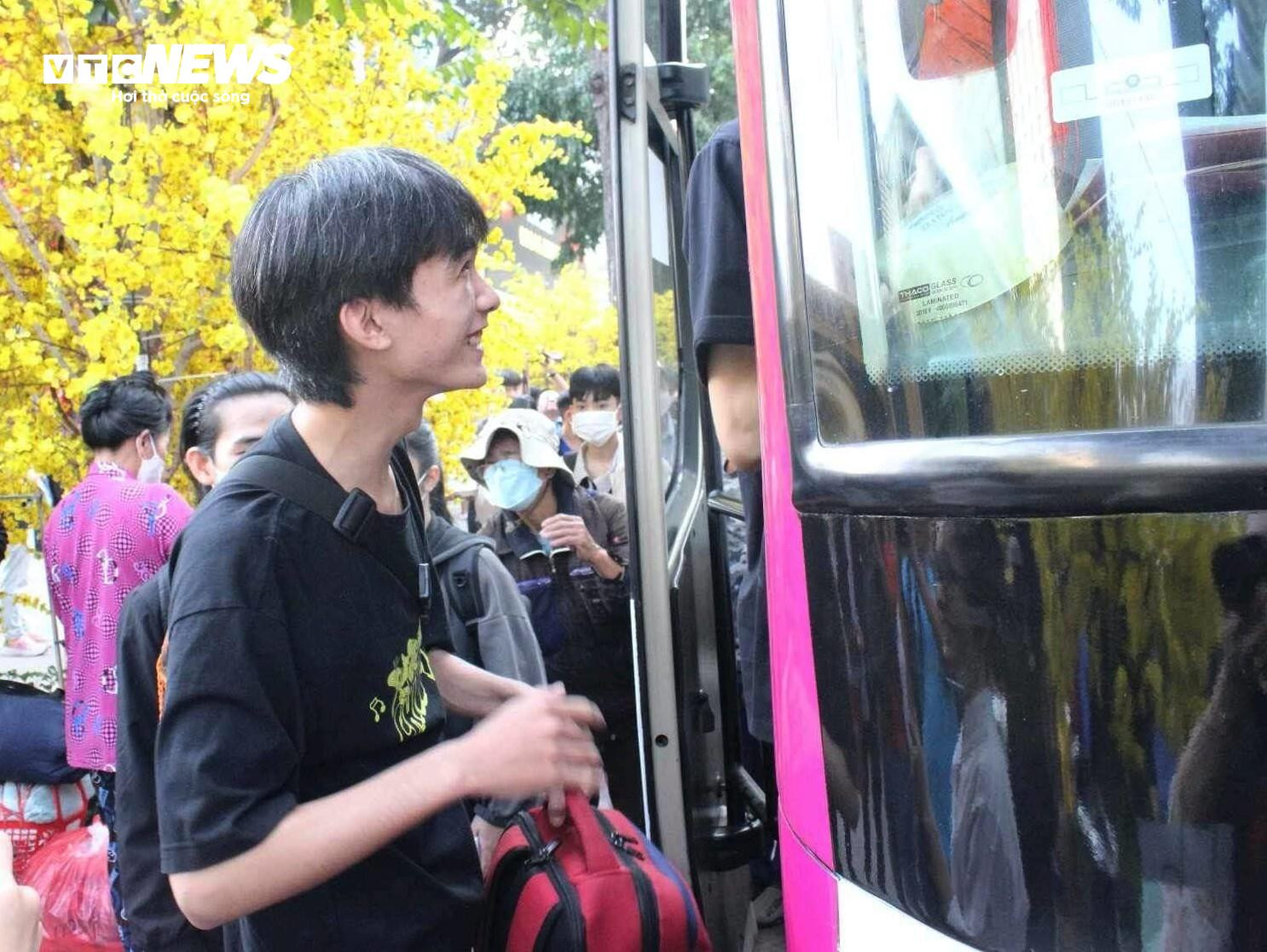 'Chuyến xe mùa xuân' đưa hơn 2.000 sinh viên, người lao động về quê đón Tết - 8
