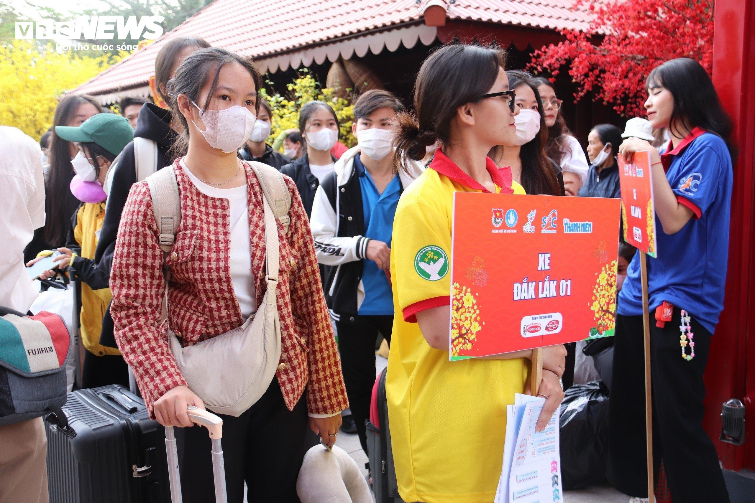 'Chuyến xe mùa xuân' đưa hơn 2.000 sinh viên, người lao động về quê đón Tết - 9