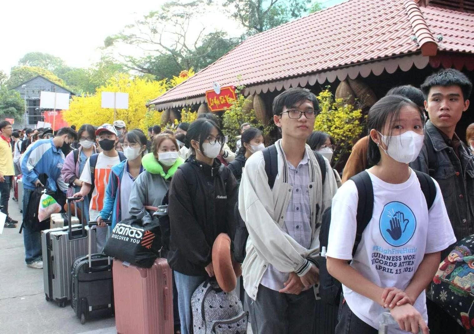 'Chuyến xe mùa xuân' đưa hơn 2.000 sinh viên, người lao động về quê đón Tết - 6