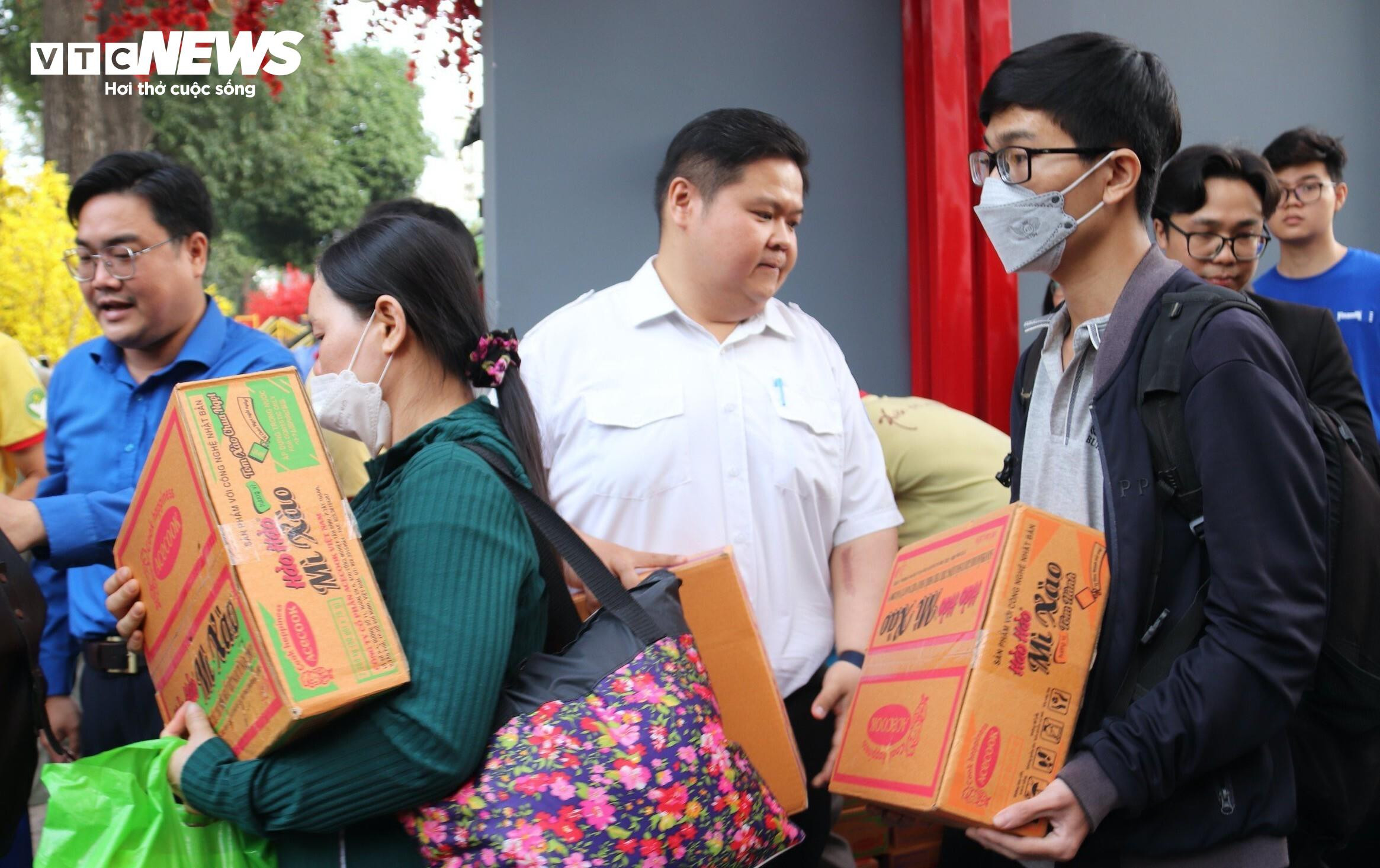 'Chuyến xe mùa xuân' đưa hơn 2.000 sinh viên, người lao động về quê đón Tết - 11