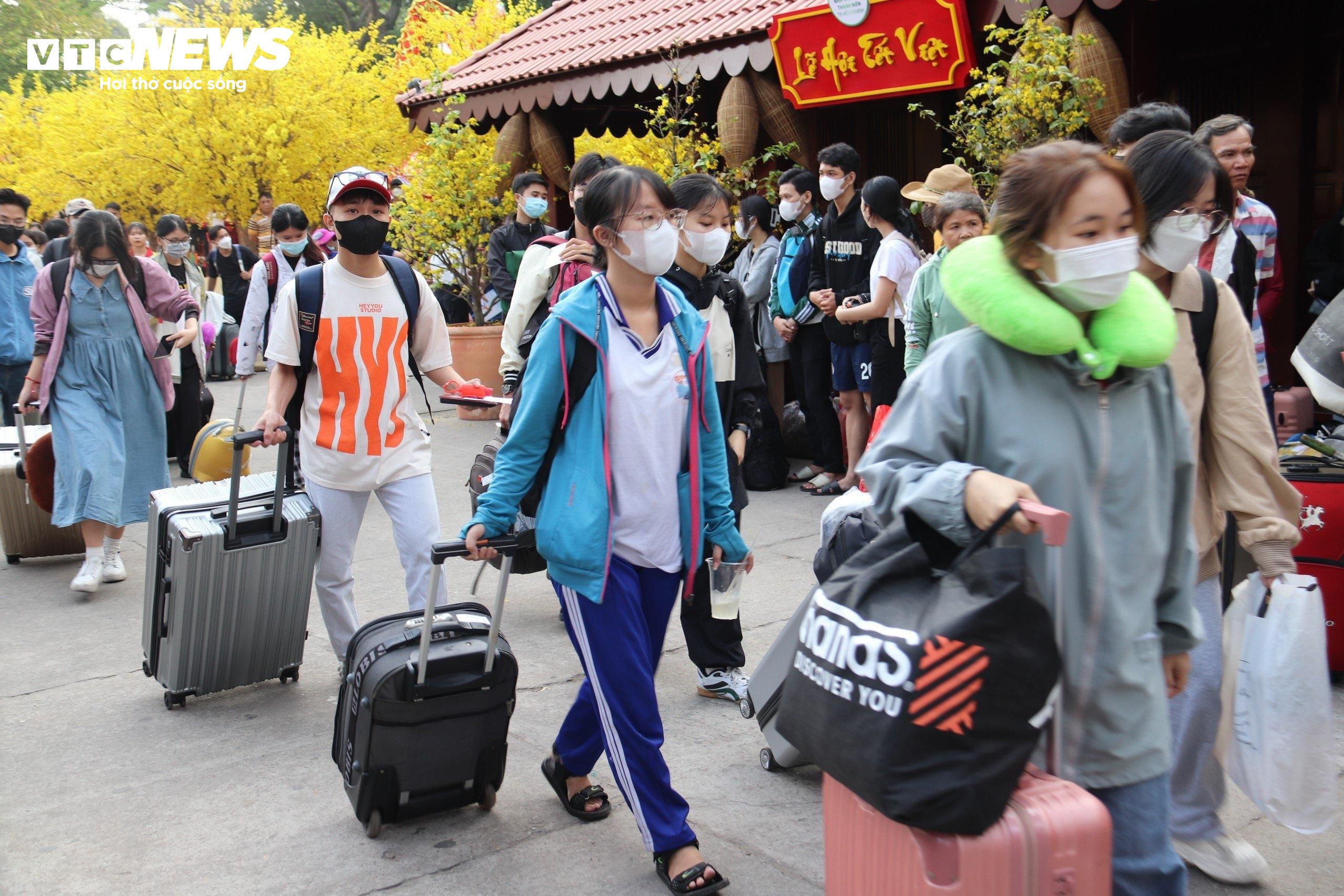 'Chuyến xe mùa xuân' đưa hơn 2.000 sinh viên, người lao động về quê đón Tết - 12