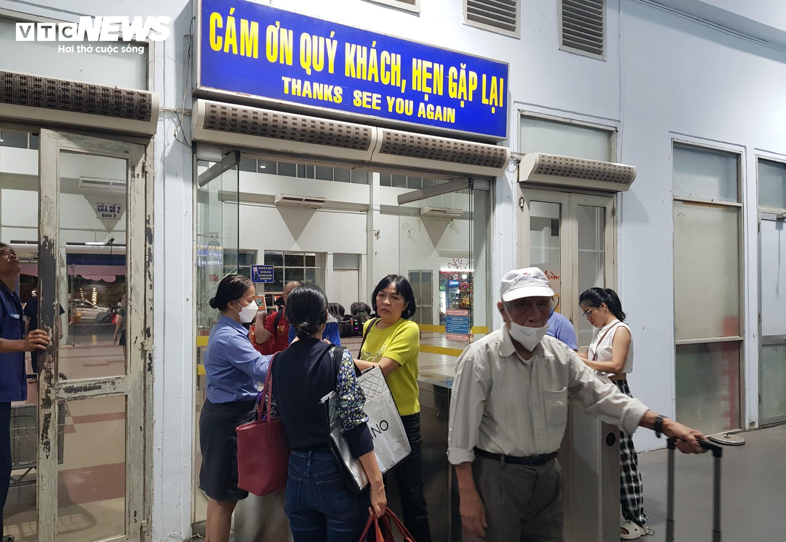 Ga Sài Gòn đông nghẹt người về quê đón Tết sớm - 3