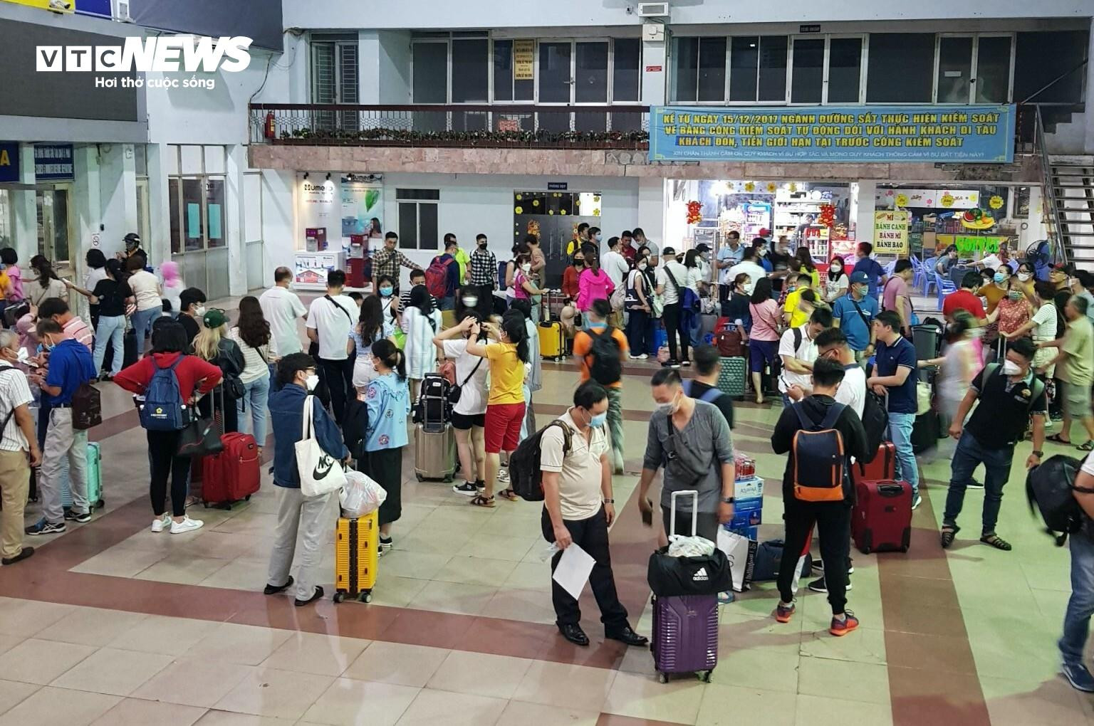 Ga Sài Gòn đông nghẹt người về quê đón Tết sớm - 1