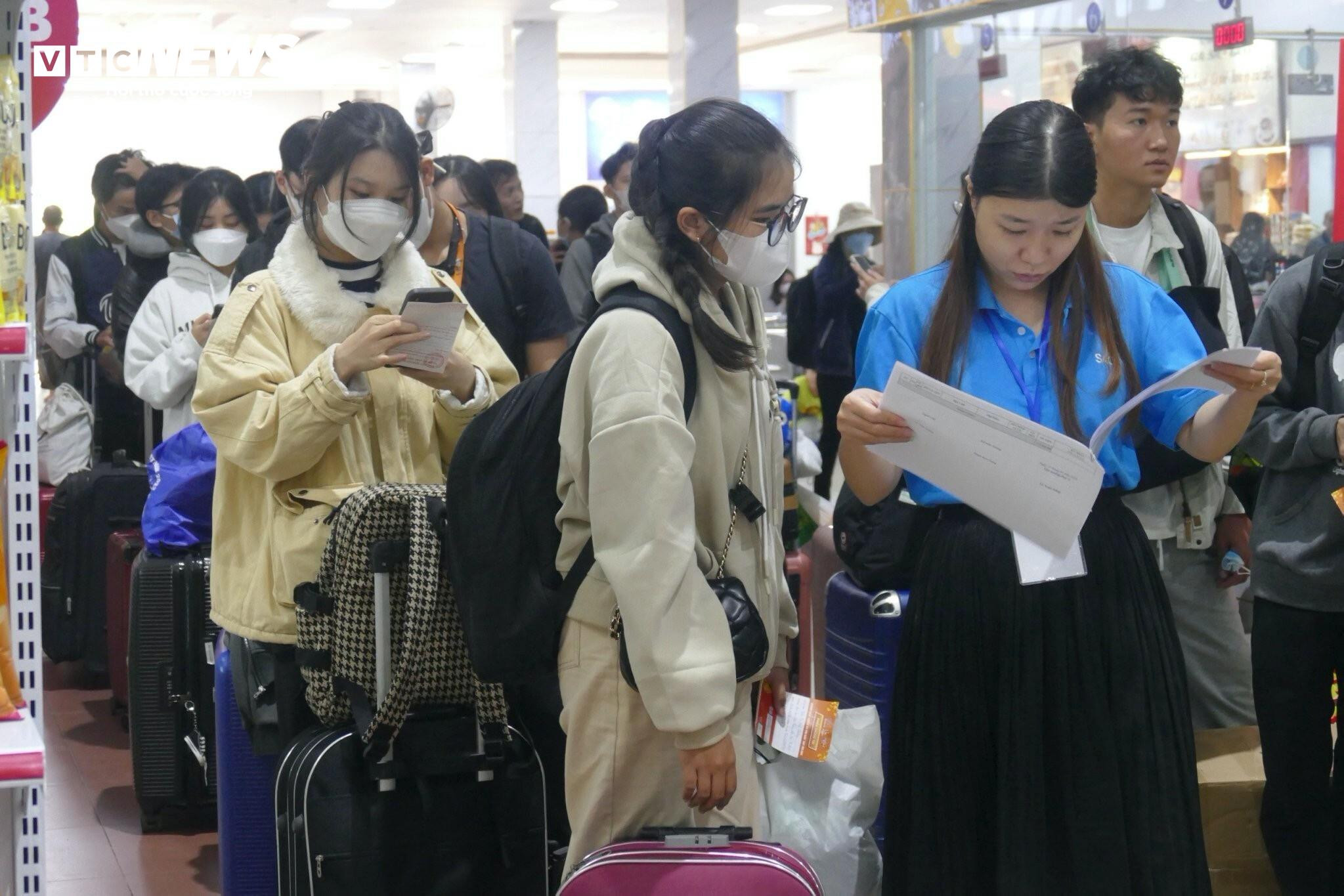 Ga Sài Gòn đông nghẹt người về quê đón Tết sớm - 4