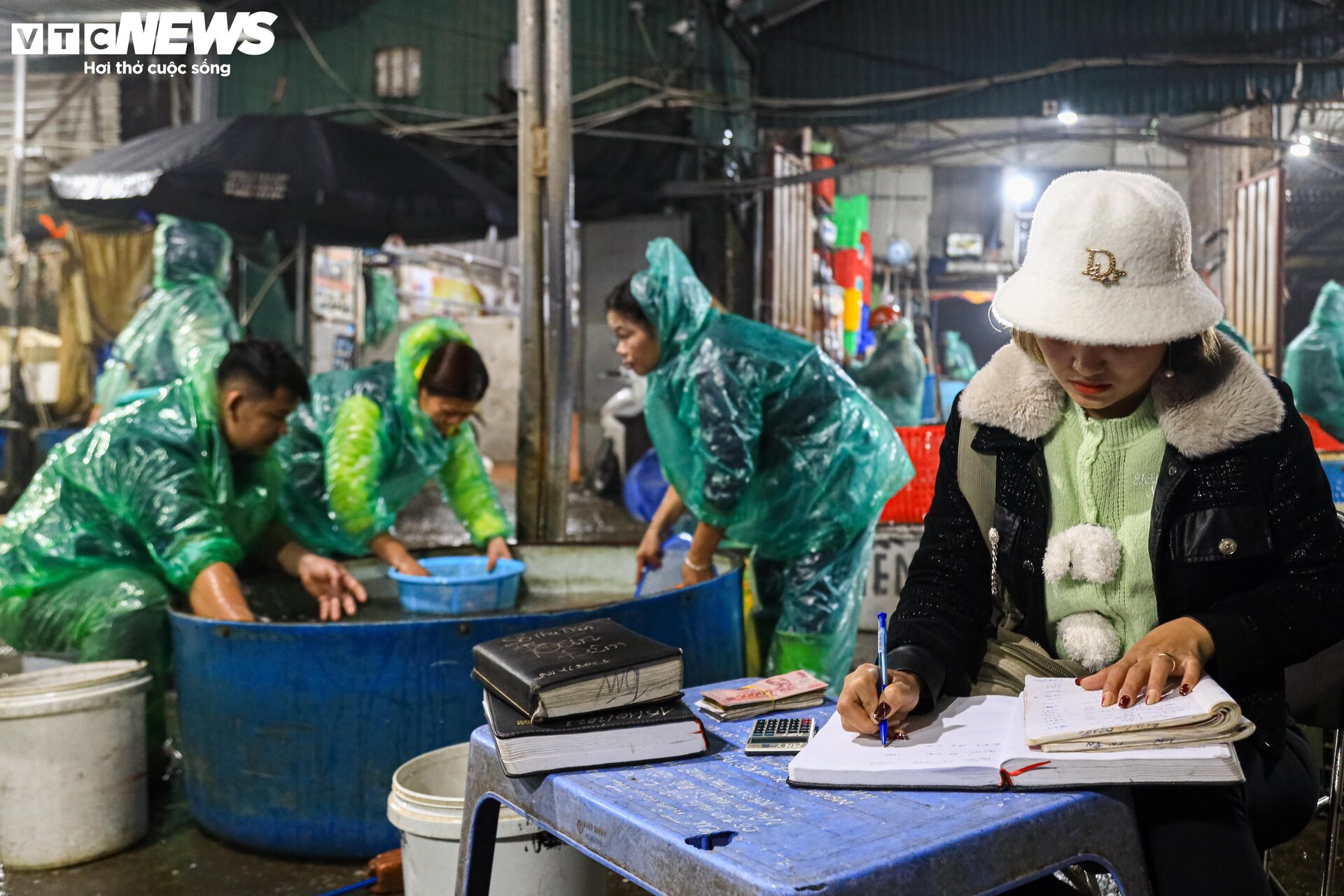 Chợ cá lớn nhất Hà Nội buôn bán xuyên đêm trước ngày ông Công, ông Táo - 9