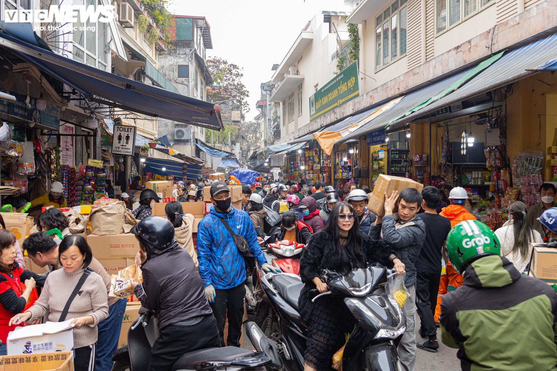 Người dân đổ xô sắm Tết, 'thủ phủ' bánh kẹo ở Hà Nội 'thất thủ' - 1