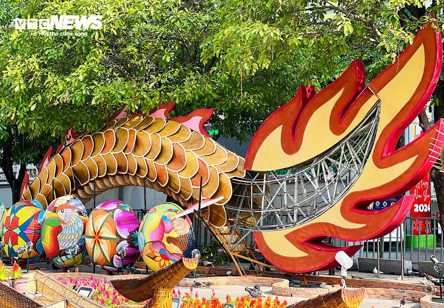 TP.HCM: Cận cảnh linh vật rồng 'Lưỡng Long triều liên' ở đường hoa Nguyễn Huệ - 8