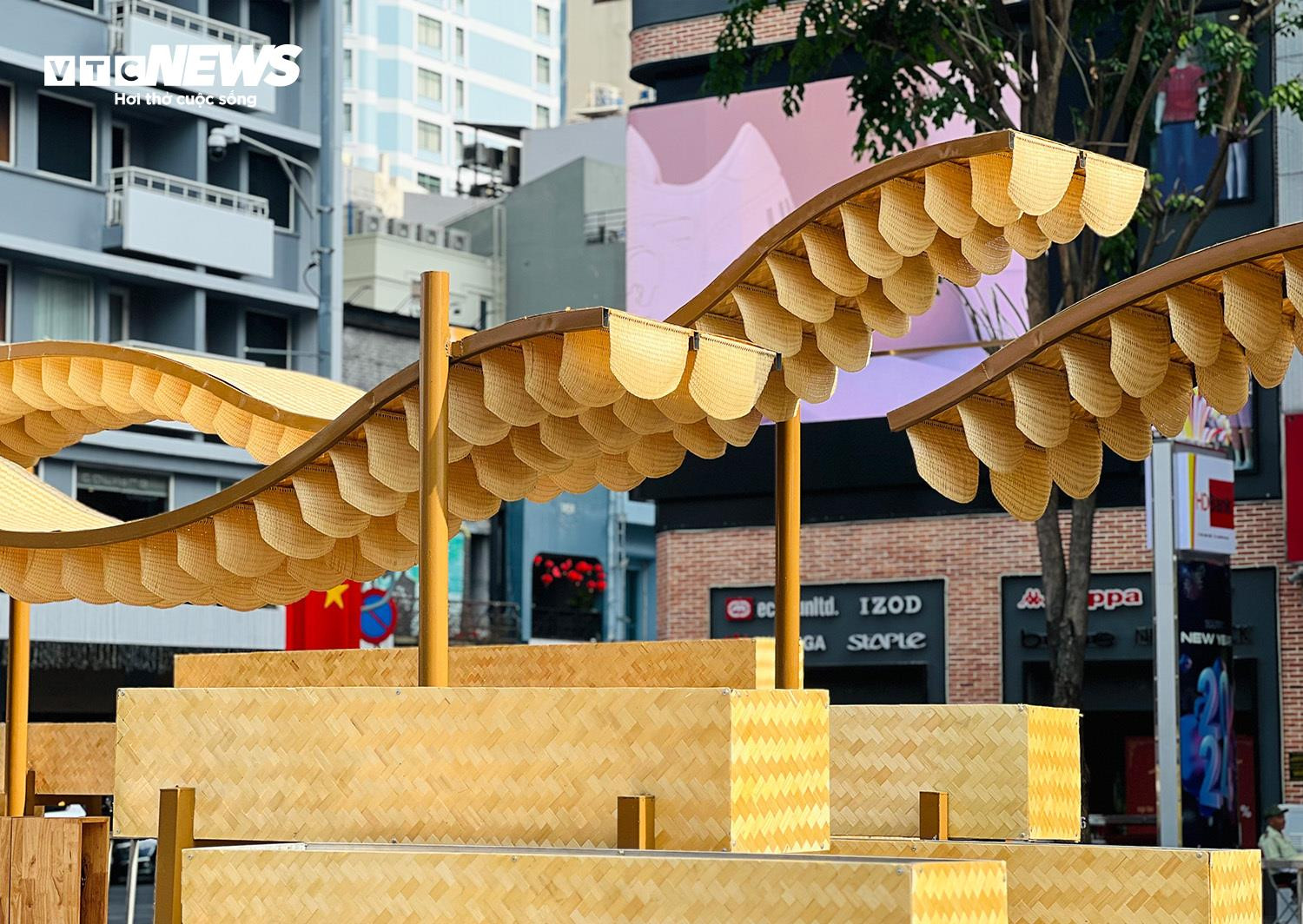 TP.HCM: Cận cảnh linh vật rồng 'Lưỡng Long triều liên' ở đường hoa Nguyễn Huệ - 11