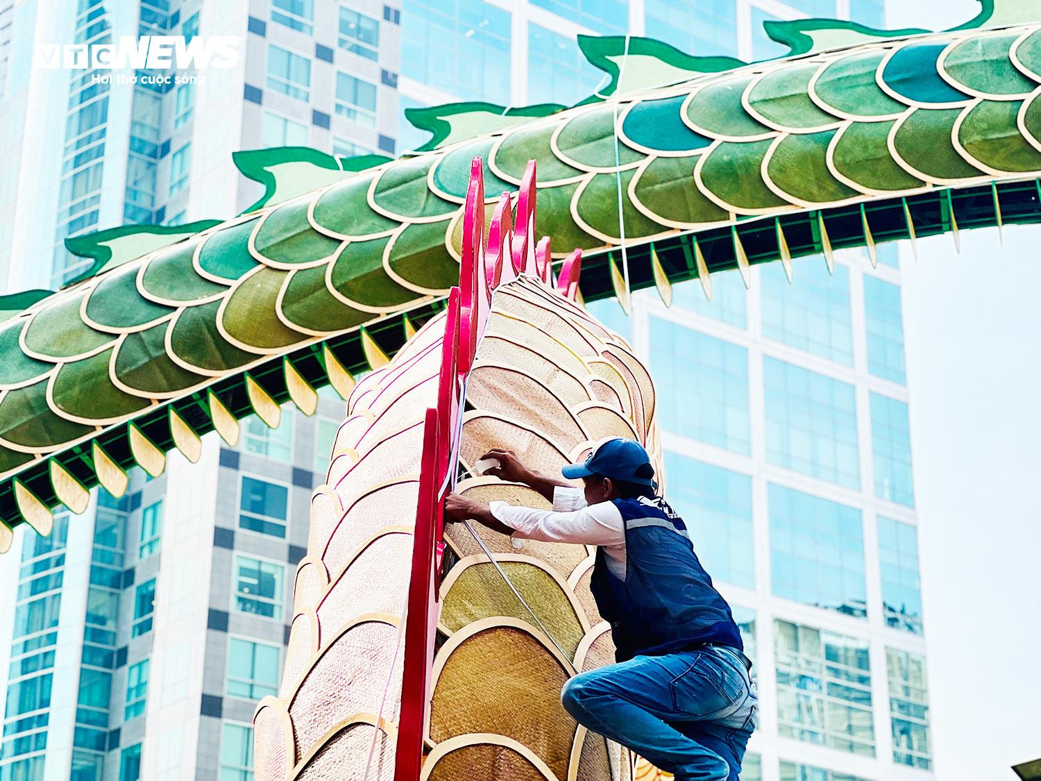 TP.HCM: Cận cảnh linh vật rồng 'Lưỡng Long triều liên' ở đường hoa Nguyễn Huệ - 6