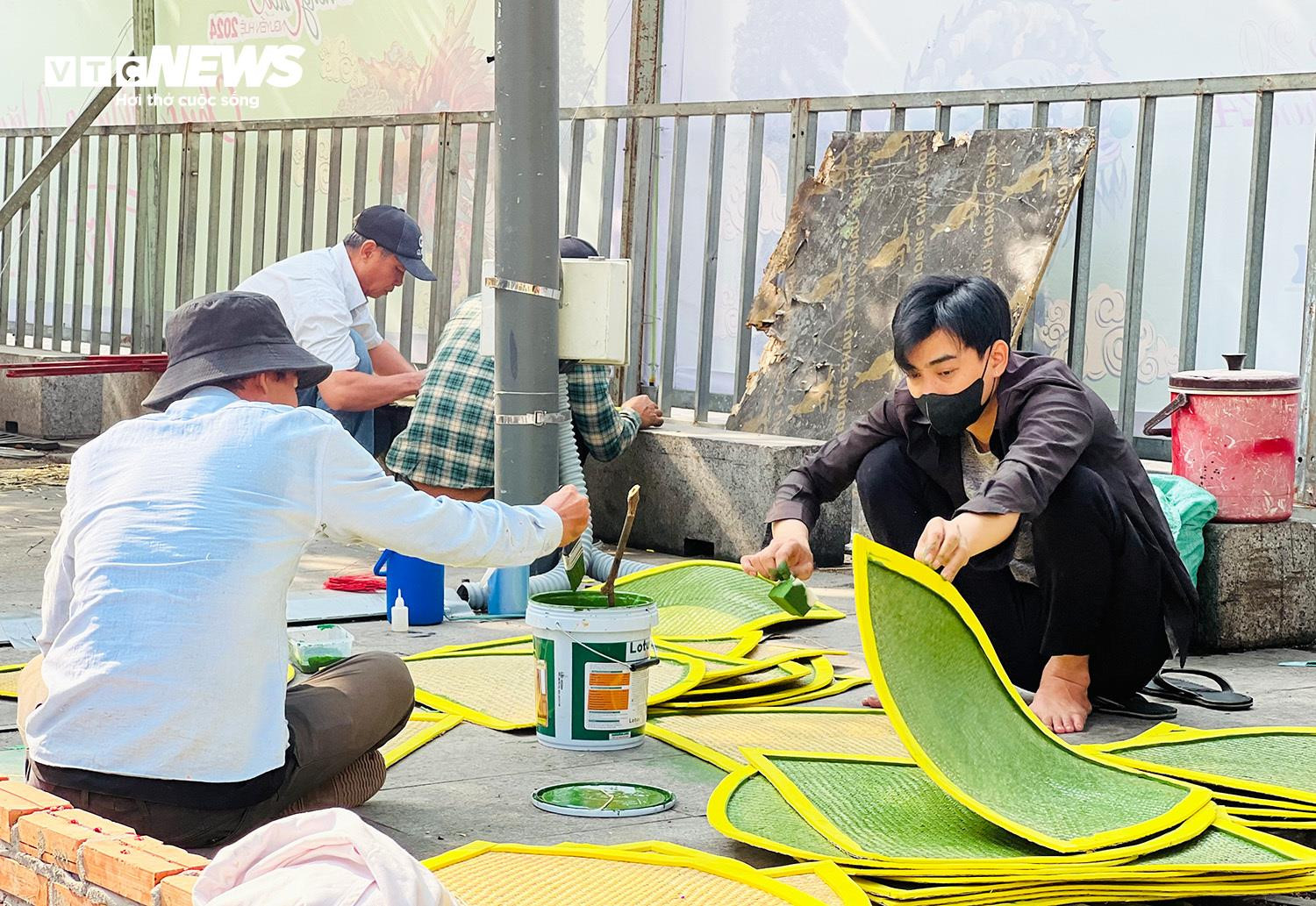 TP.HCM: Cận cảnh linh vật rồng 'Lưỡng Long triều liên' ở đường hoa Nguyễn Huệ - 7