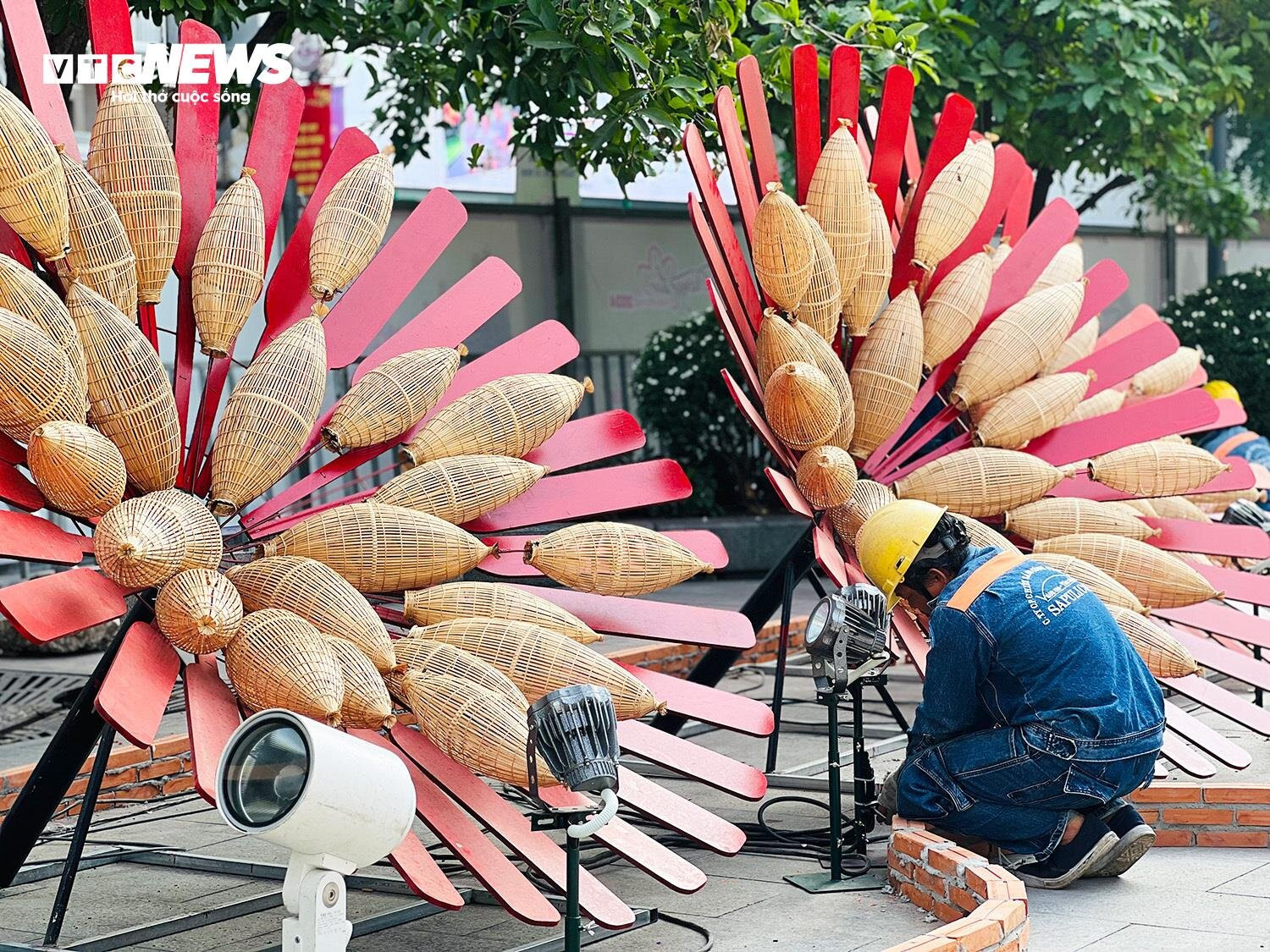 TP.HCM: Cận cảnh linh vật rồng 'Lưỡng Long triều liên' ở đường hoa Nguyễn Huệ - 12